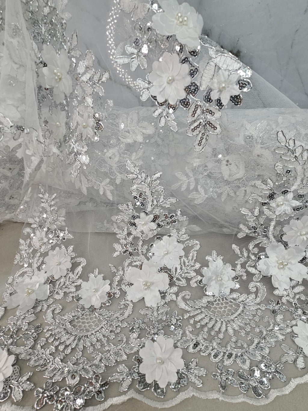 Tul Bordado Con Floral 3D, Lentejuela Y Perlas Color Plata- HH159 ideal para vestidos de noche de boda y de XV años