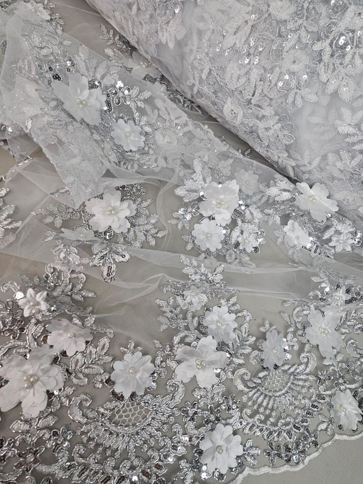 Tul Bordado Con Floral 3D, Lentejuela Y Perlas Color Plata- HH159 ideal para vestidos de noche de boda y de XV años