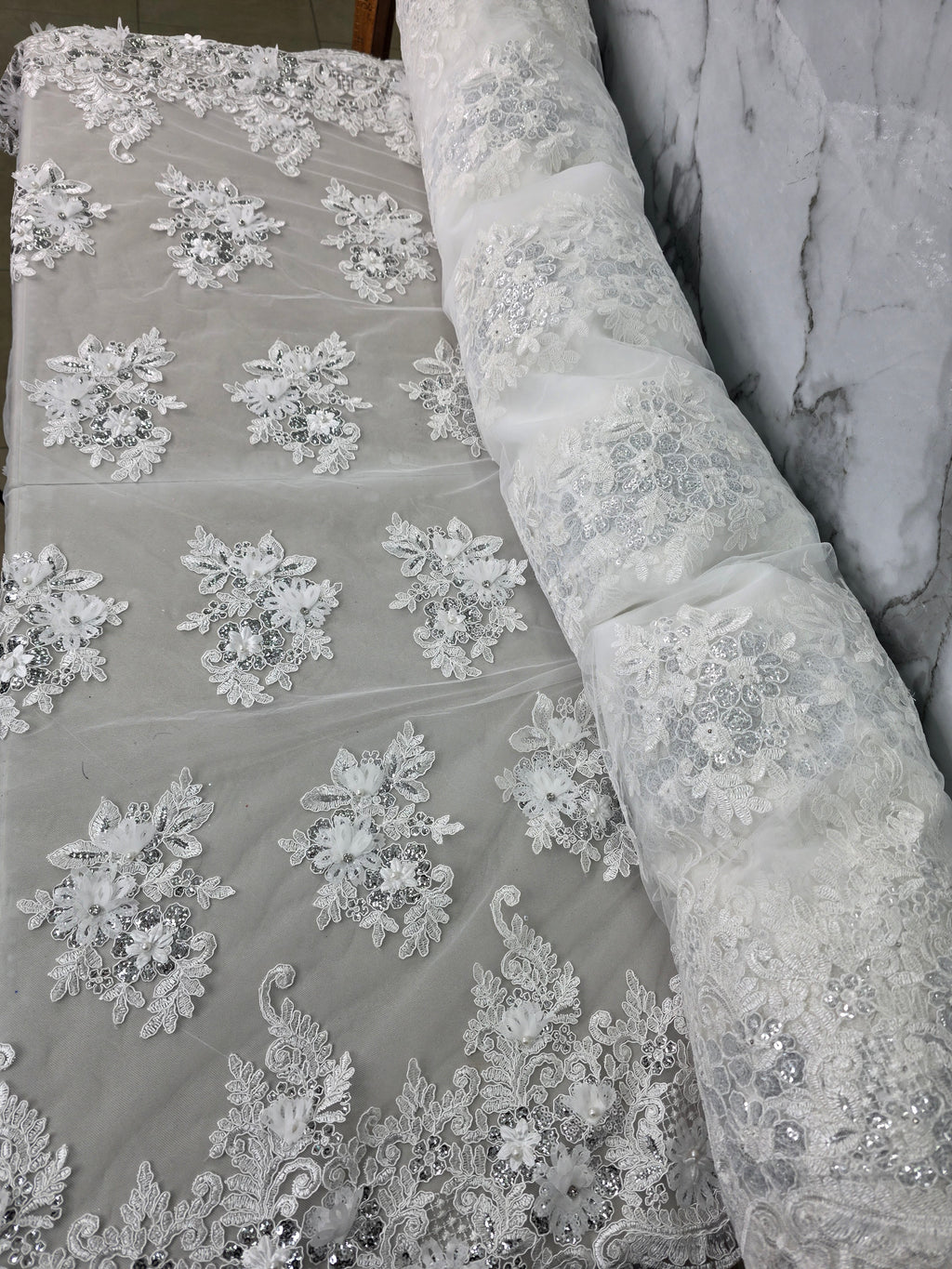Tul Bordado Con Floral 3D, Lentejuela Y Perlas Color Hueso- HH160 ideal para vestidos de noche de boda y de XV años