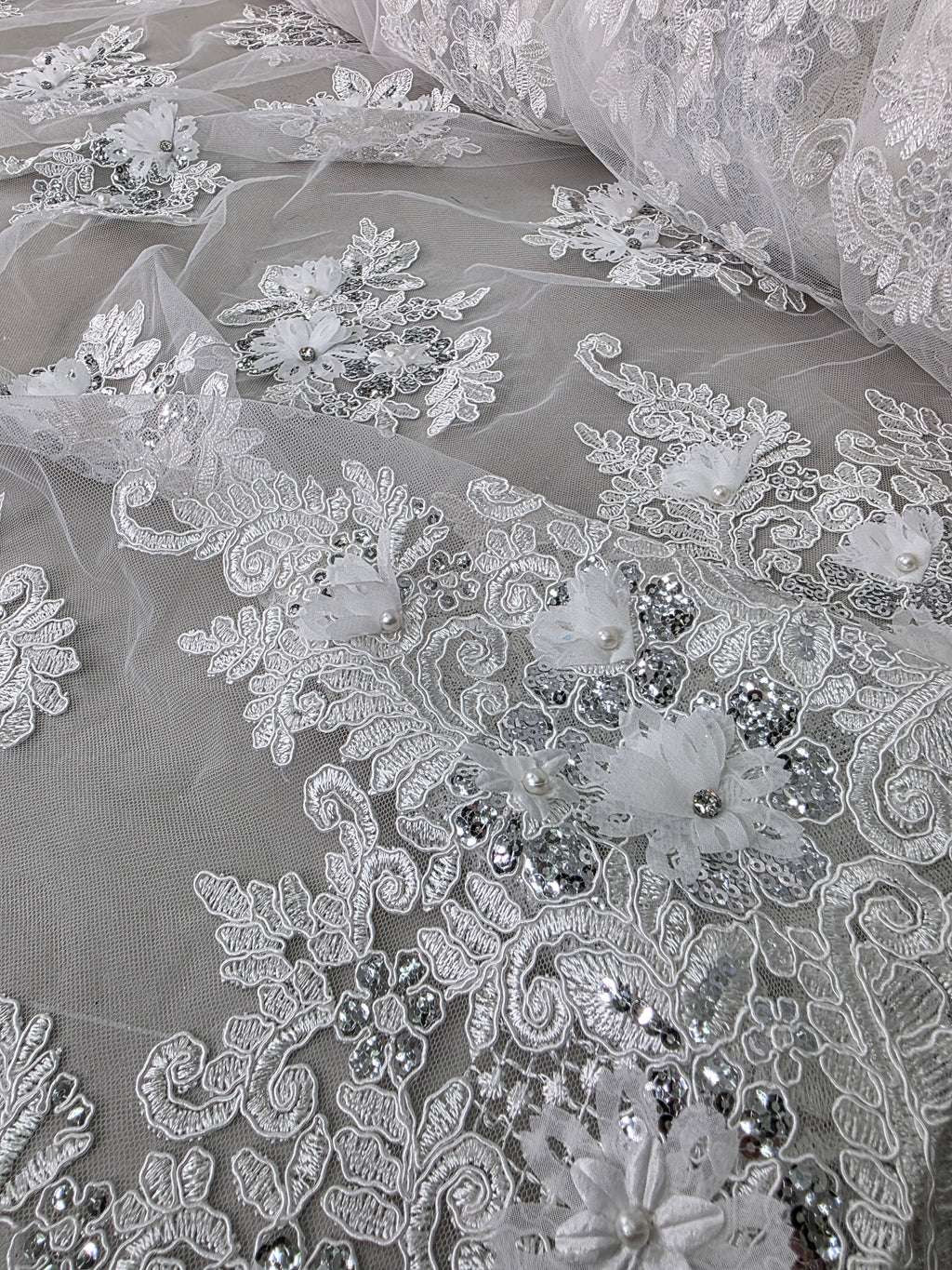Tul Bordado Con Floral 3D, Lentejuela Y Perlas Color Hueso- HH160 ideal para vestidos de noche de boda y de XV años