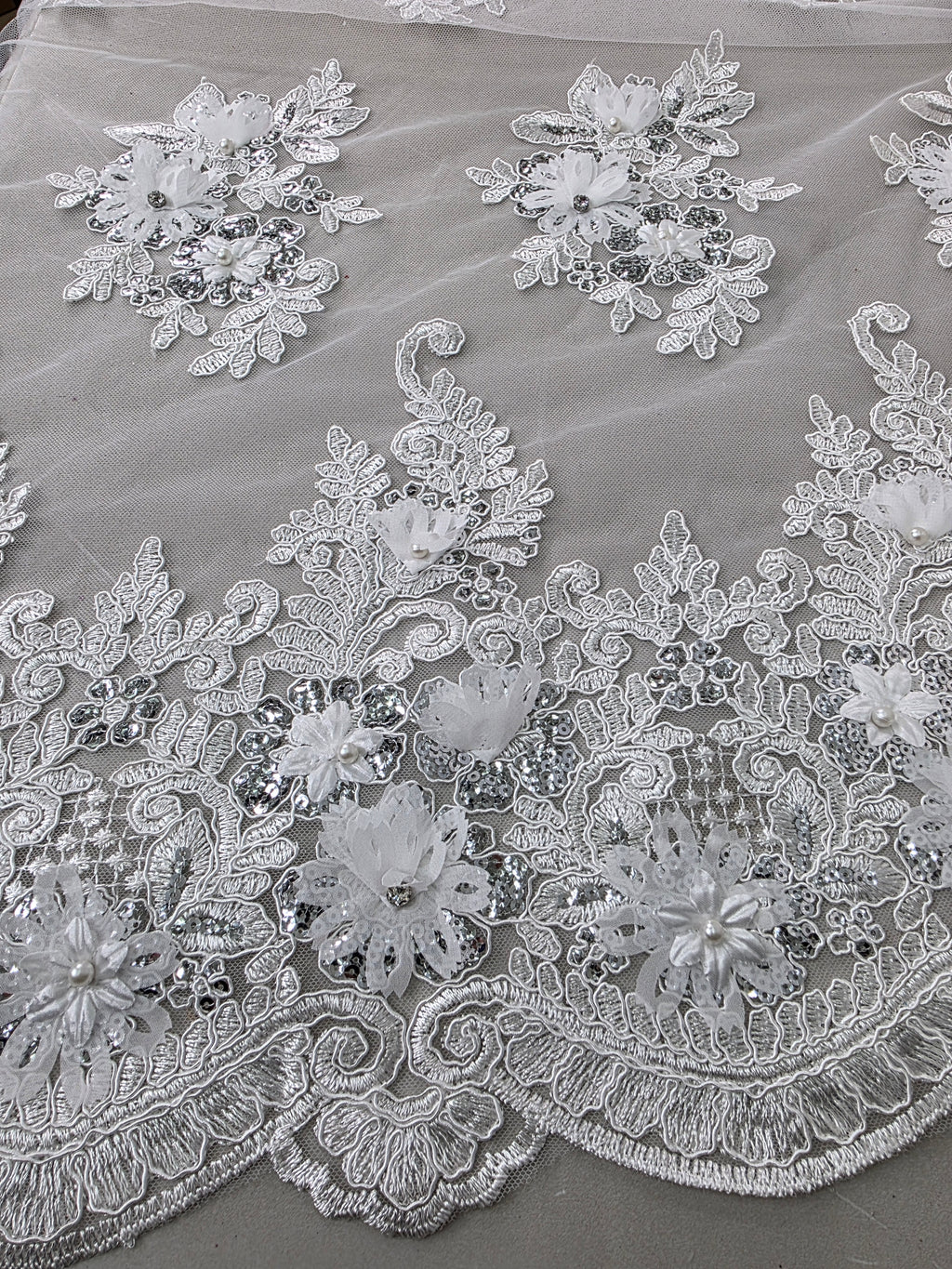 Tul Bordado Con Floral 3D, Lentejuela Y Perlas Color Hueso- HH160 ideal para vestidos de noche de boda y de XV años