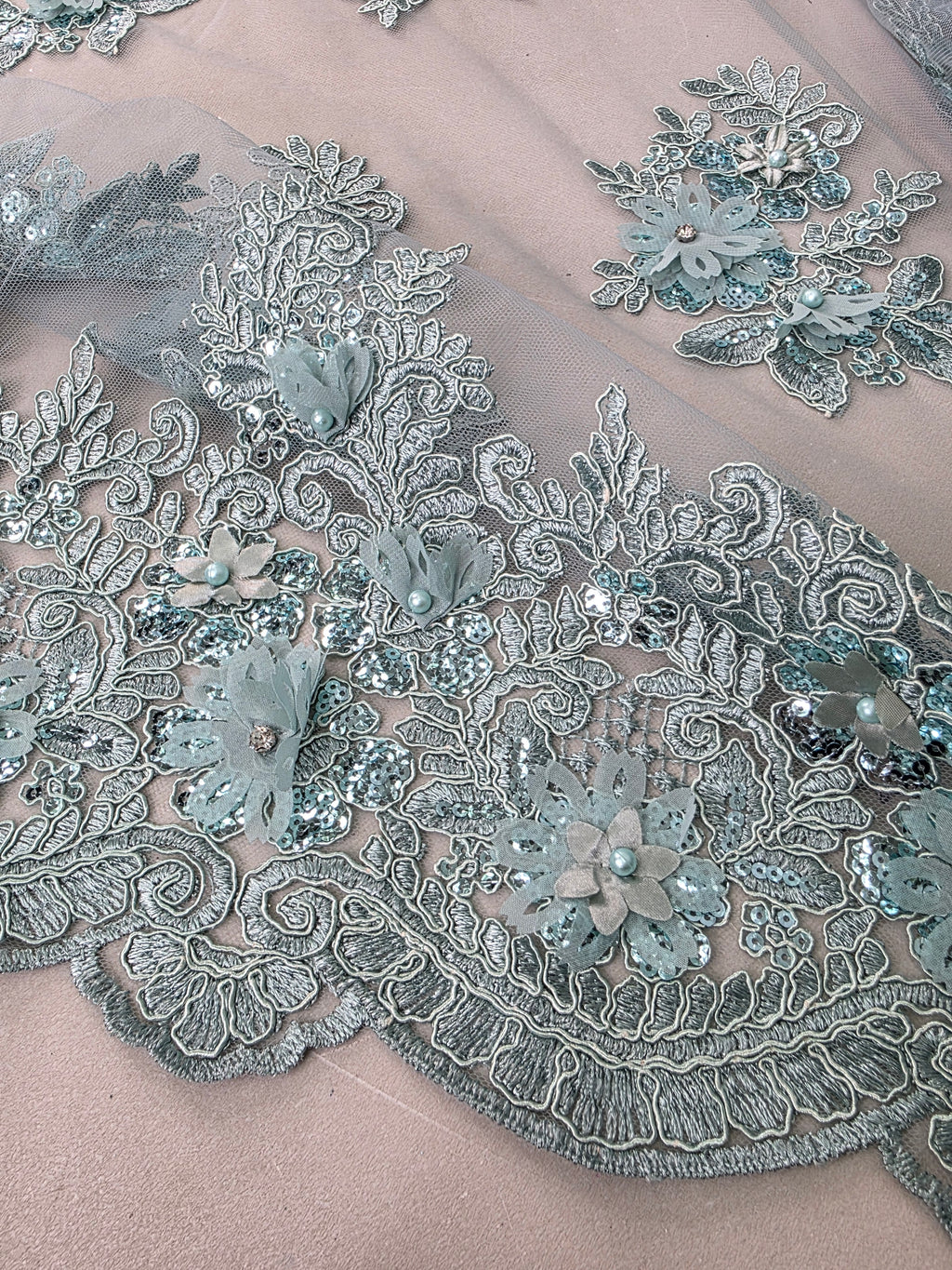 Tul Bordado Con Floral 3D, Lentejuela Y Perlas Color Verde Sage- HH160 ideal para vestidos de noche de boda y de XV años