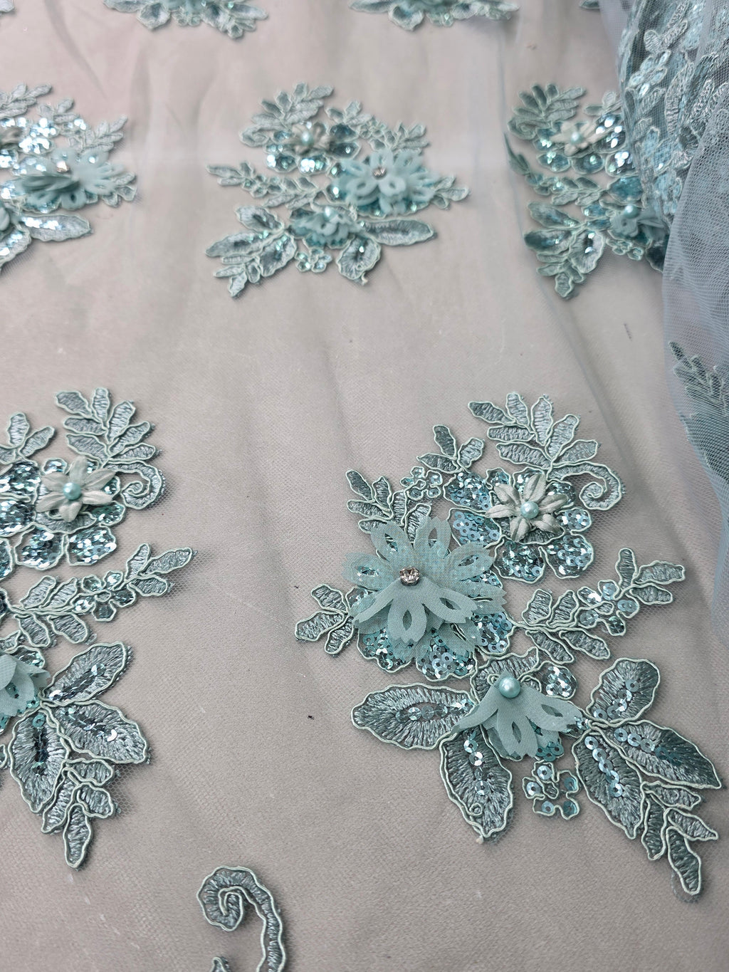 Tul Bordado Con Floral 3D, Lentejuela Y Perlas Color Verde Sage- HH160 ideal para vestidos de noche de boda y de XV años