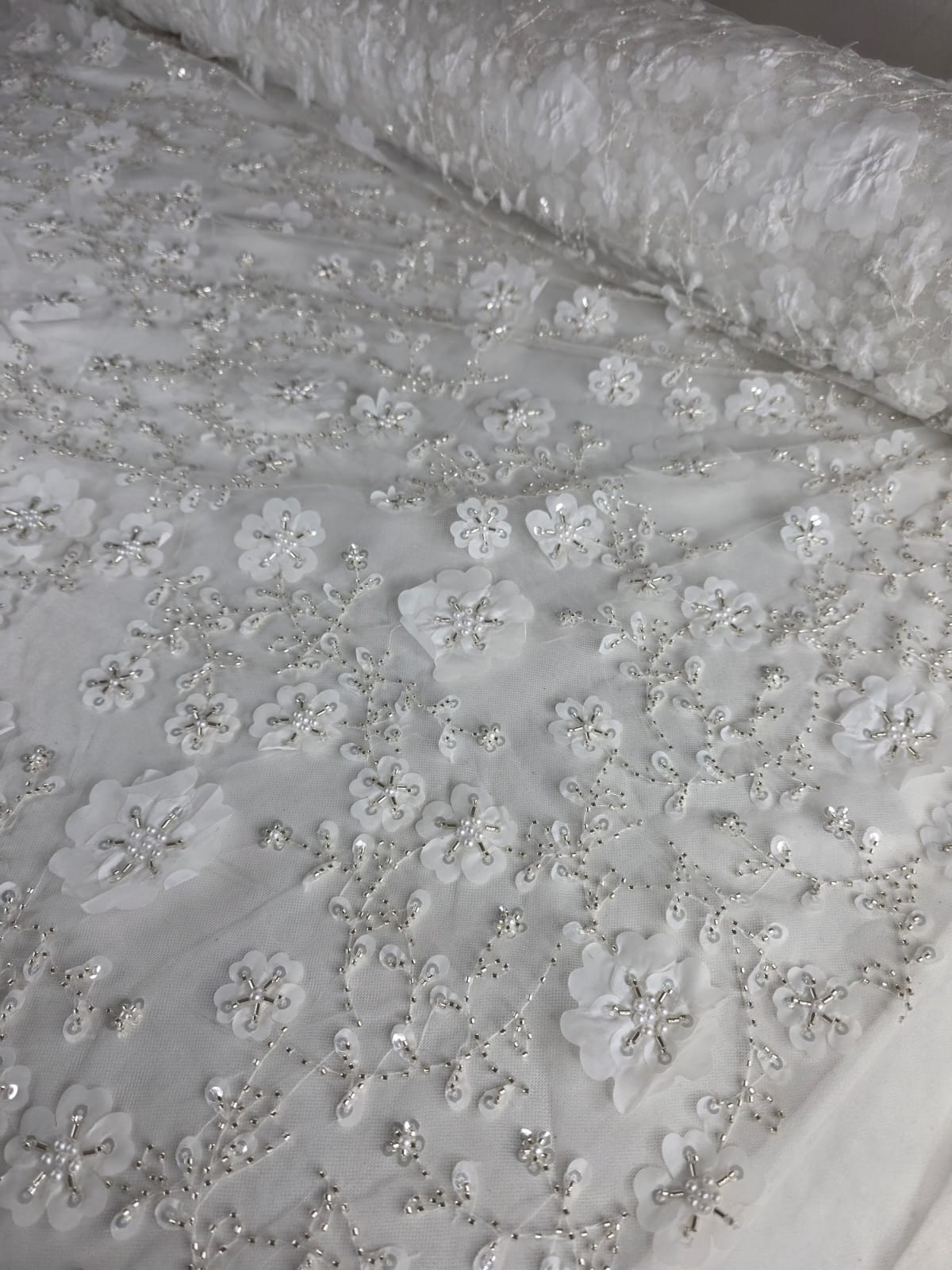 Tul Bordado Con Flores 3d, Lentejuela, Canutillo, Perlas, Chaquira Color Hueso -HH191 ideal para vestidos de noche de boda y de XV años