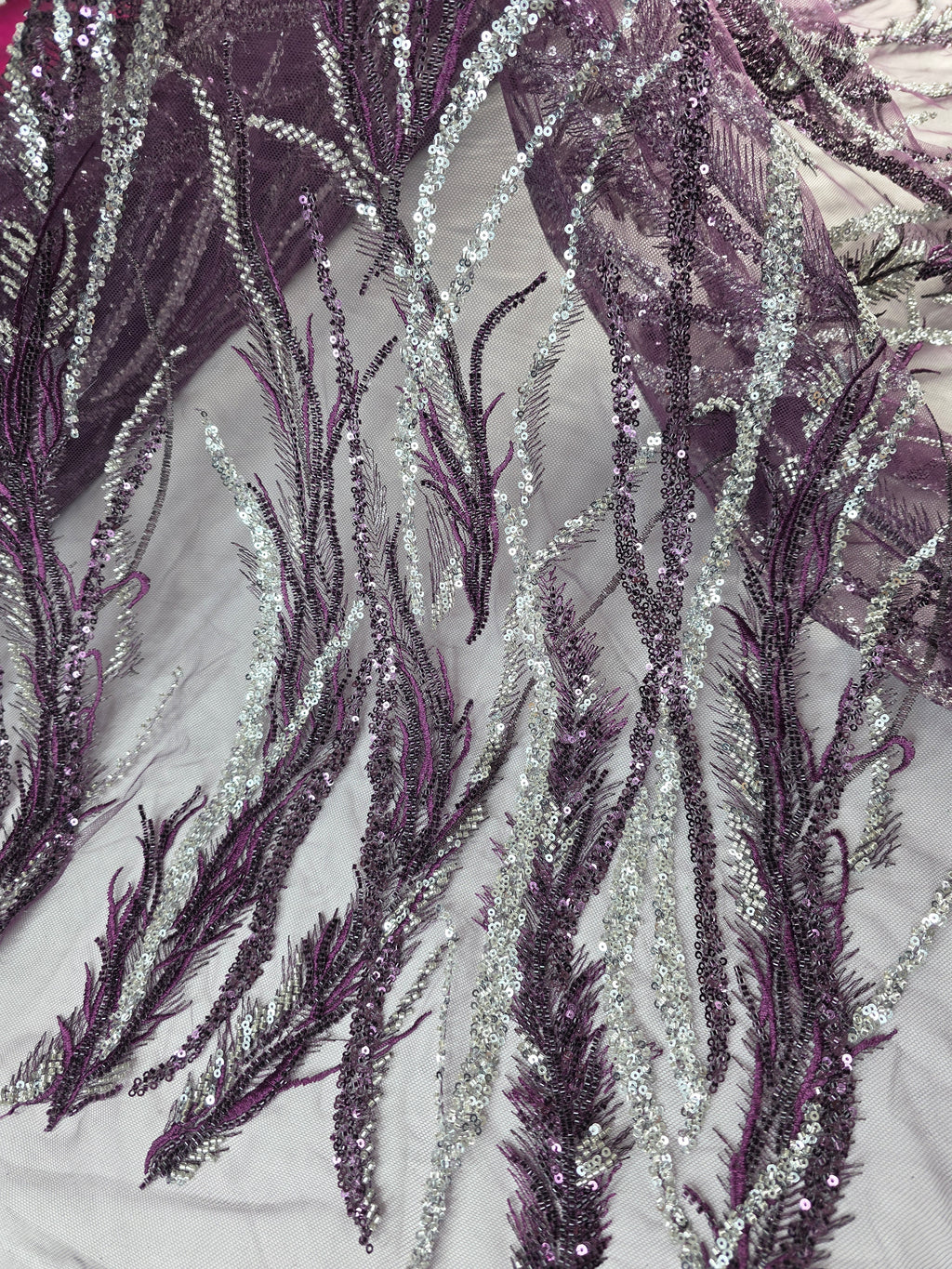 Tul Bordado Con Ramas En Lentejuela Y Chaquira Color Morado Uva -HH196 ideal para vestidos de noche de boda y de XV años