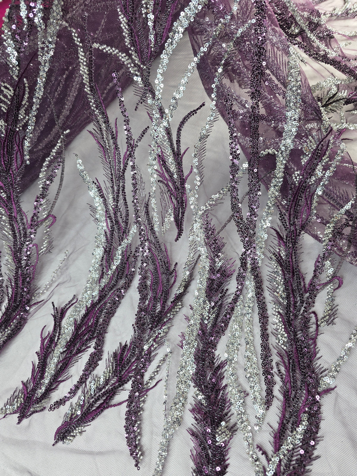 Tul Bordado Con Ramas En Lentejuela Y Chaquira Color Morado Uva -HH196 ideal para vestidos de noche de boda y de XV años