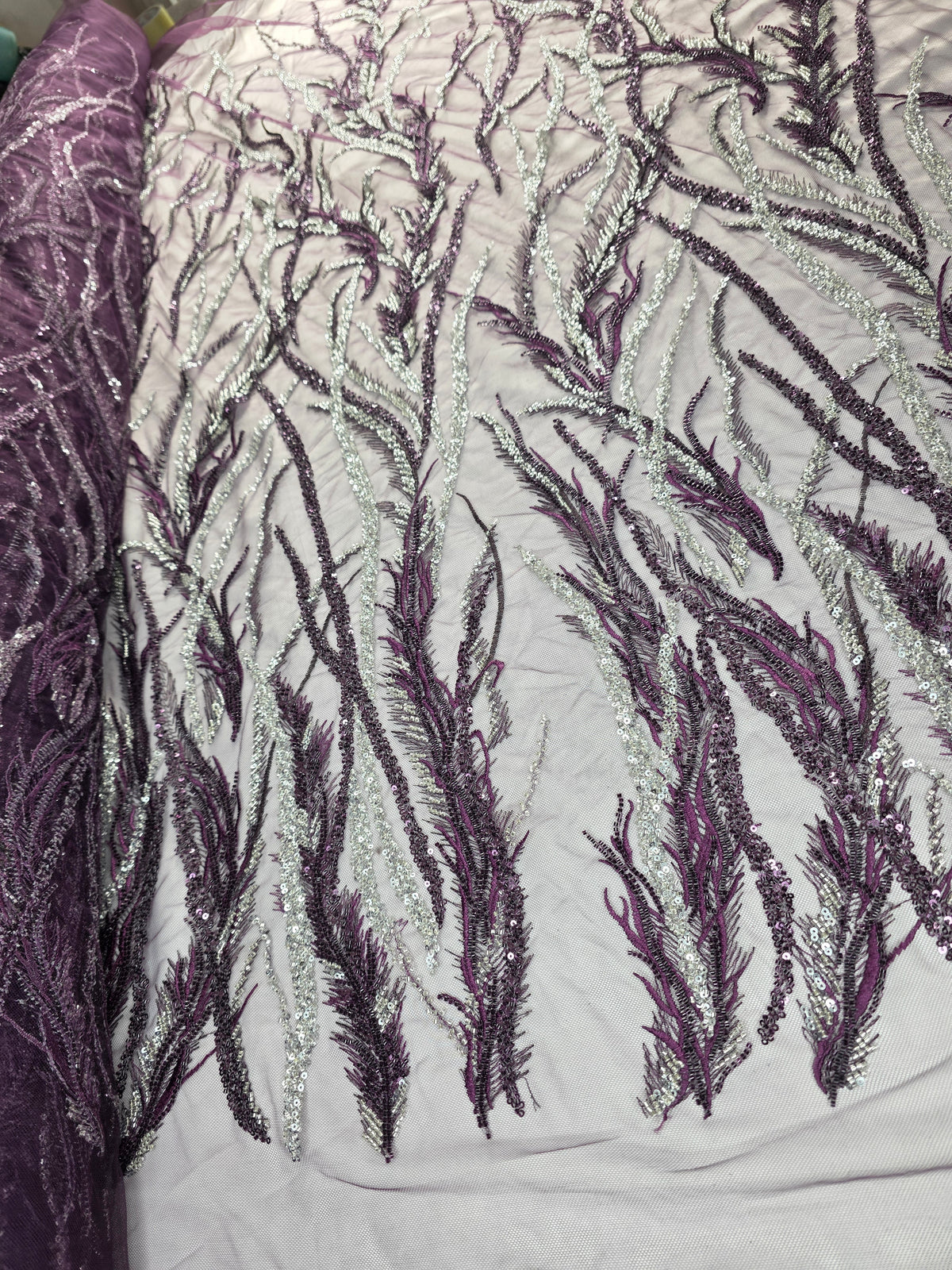 Tul Bordado Con Ramas En Lentejuela Y Chaquira Color Morado Uva -HH196 ideal para vestidos de noche de boda y de XV años
