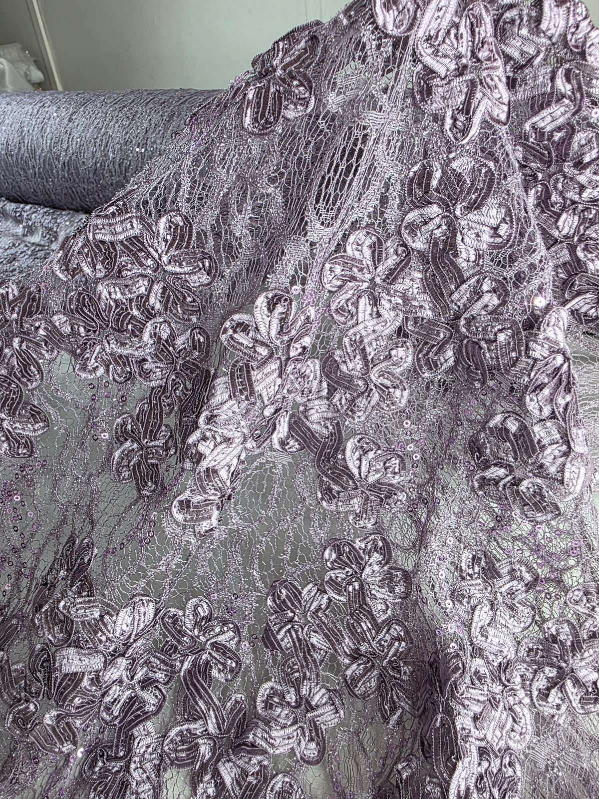Tul Bordado Diseño Floral Con Lentejuela Color Mauve -HH198 ideal para vestidos de noche de boda y de XV años