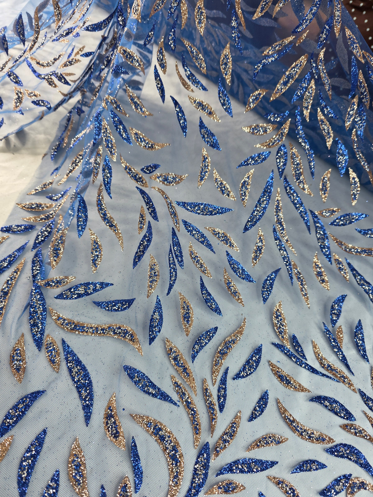 Tul Bordado Con Diseño Aplicaciones de Pedrería Y Glitter Color Azul Rey -HH200 ideal para vestidos de noche de boda y de XV años