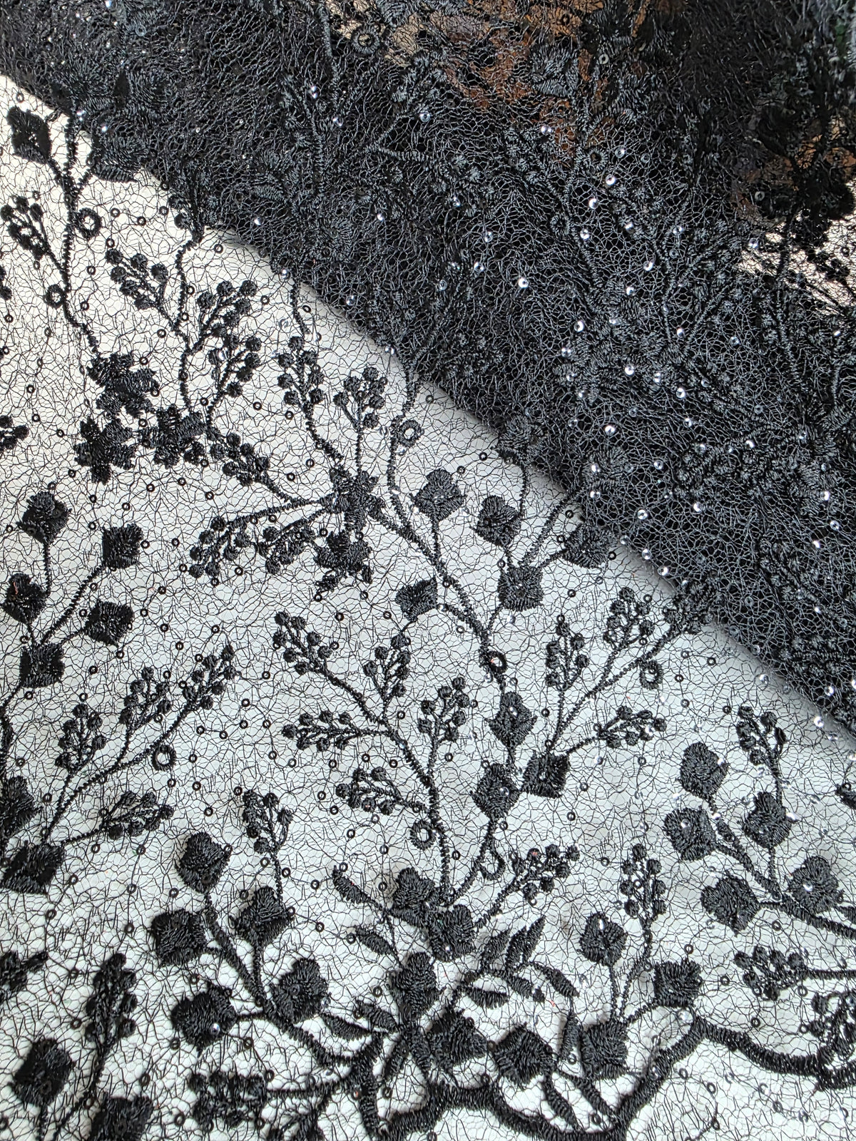 Tul Bordado Con Diseño Floral y Ramas Con Aplicaciones de Lentejuela Color Negro -HH201 ideal para vestidos de noche de boda y de XV años