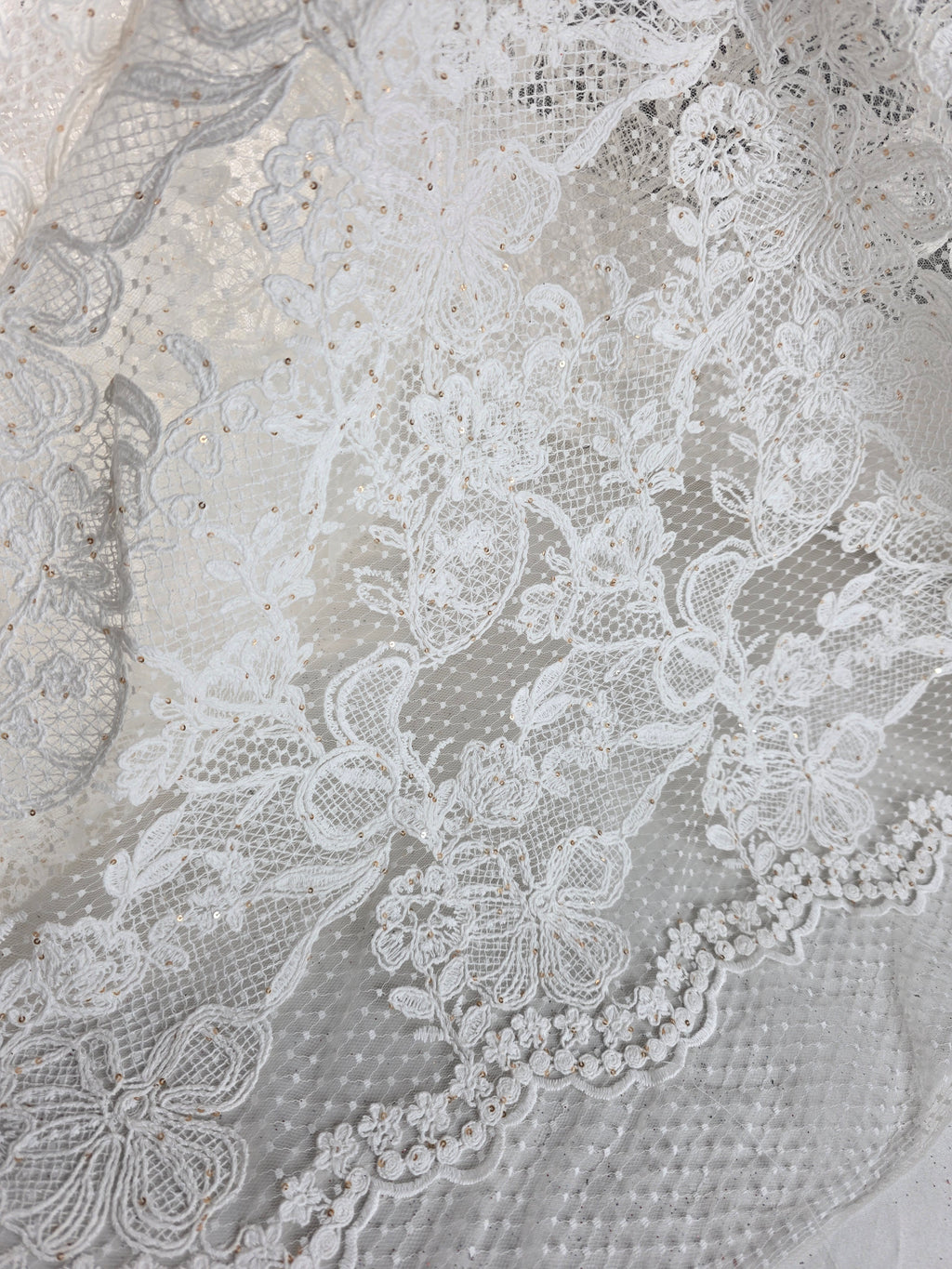 Tul Bordado Floral Con Lentejuelas Oro Color Hueso -HH214 ideal para vestidos de noche de boda y de XV años