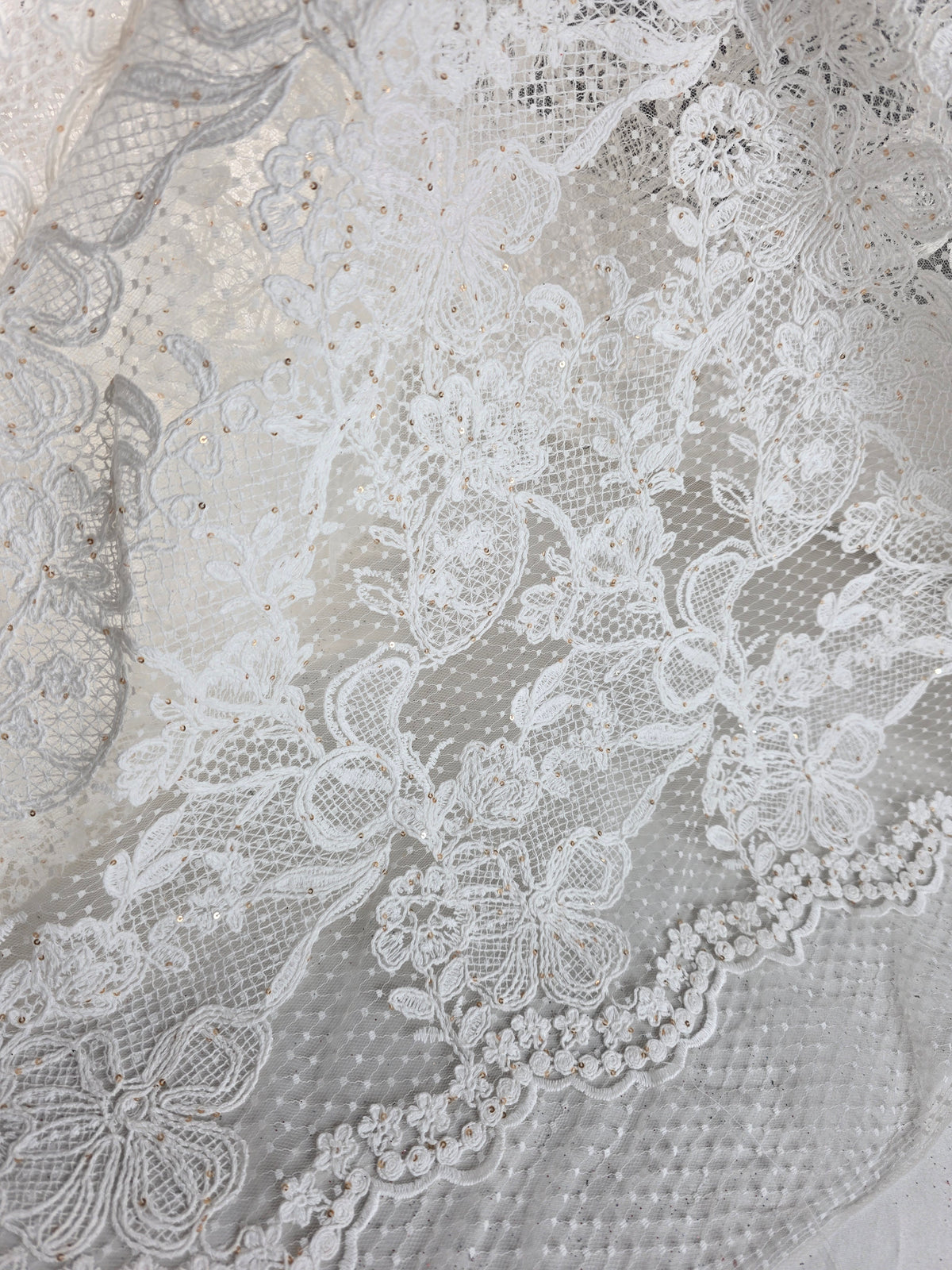 Tul Bordado Floral Con Lentejuelas Oro Color Hueso -HH214 ideal para vestidos de noche de boda y de XV años