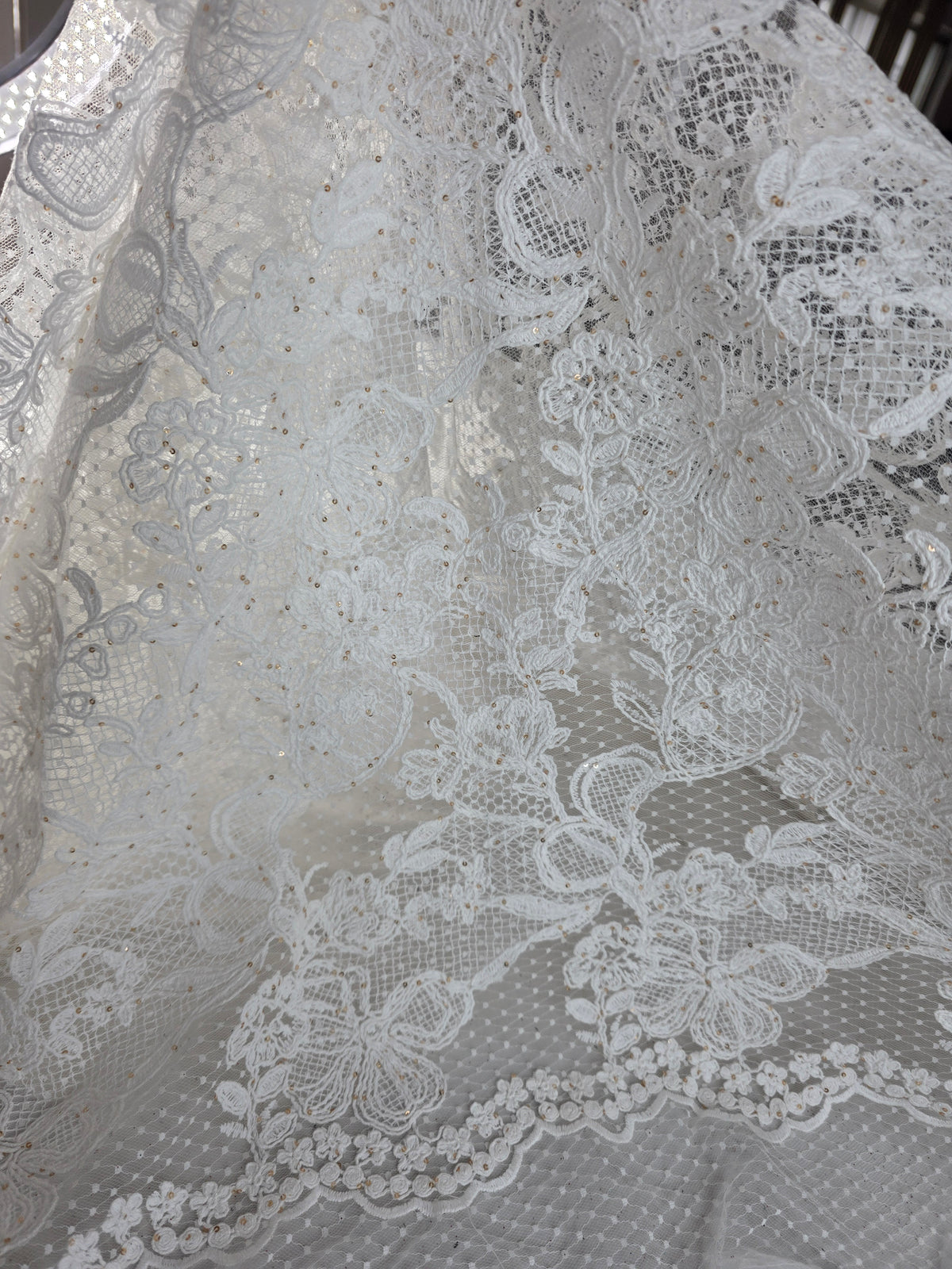 Tul Bordado Floral Con Lentejuelas Oro Color Hueso -HH214 ideal para vestidos de noche de boda y de XV años