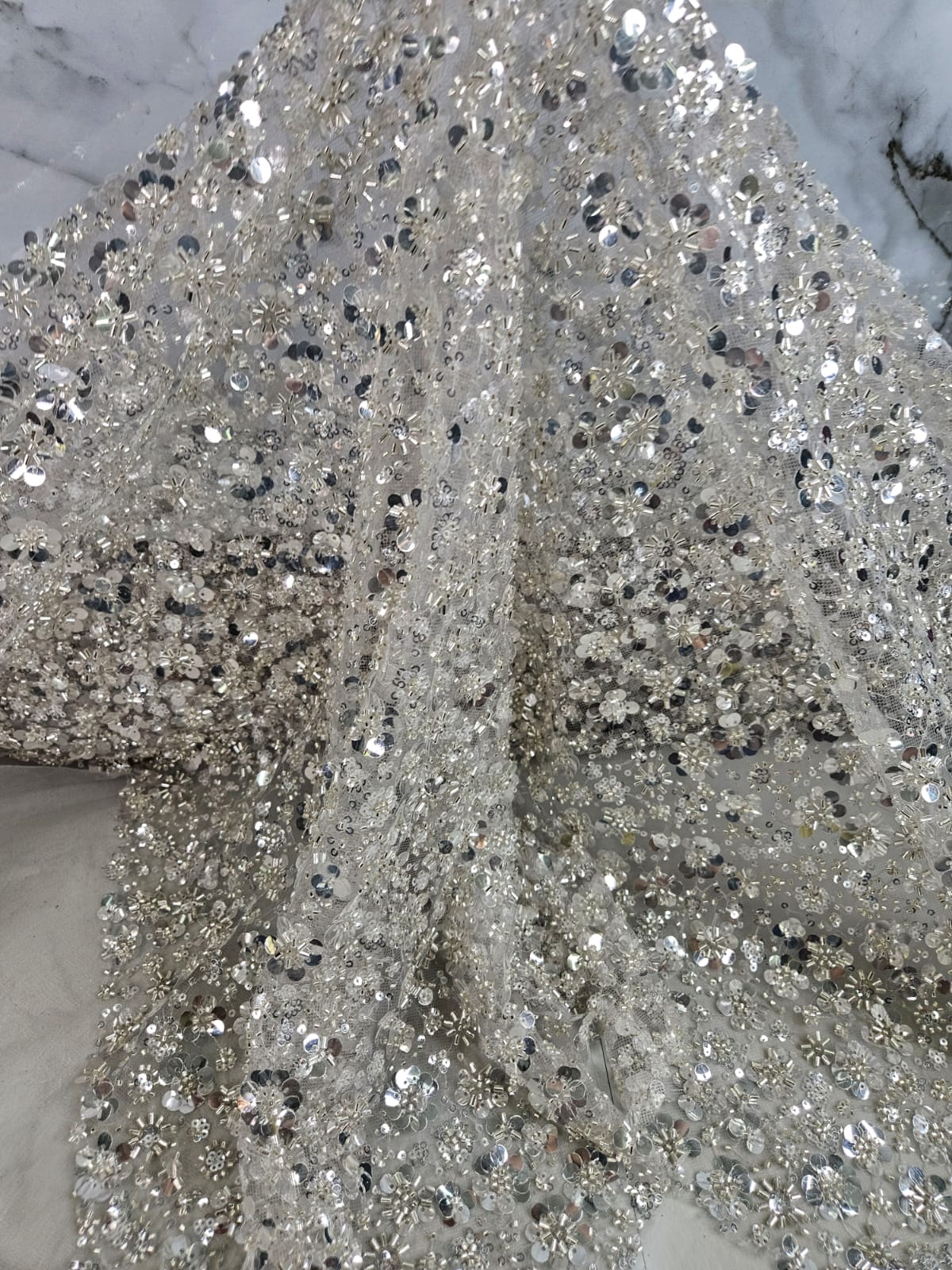 Tul Bordado Con Flores 3d, Lentejuela, Chaquira Y Canutillo Color Plata -HH226 ideal para vestidos de noche y de XV años