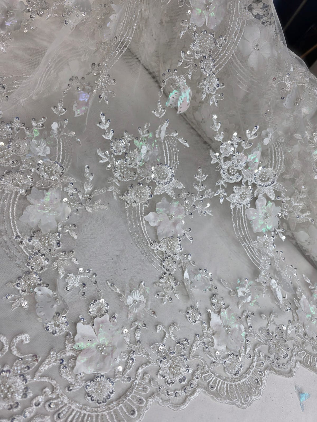 Tul Bordado Con Flores Y Mariposas 3D Aplicaciones de Perlas, Chaquira Y Lentejuela Color Hueso- HH237 ideal para vestidos de noche y de XV años