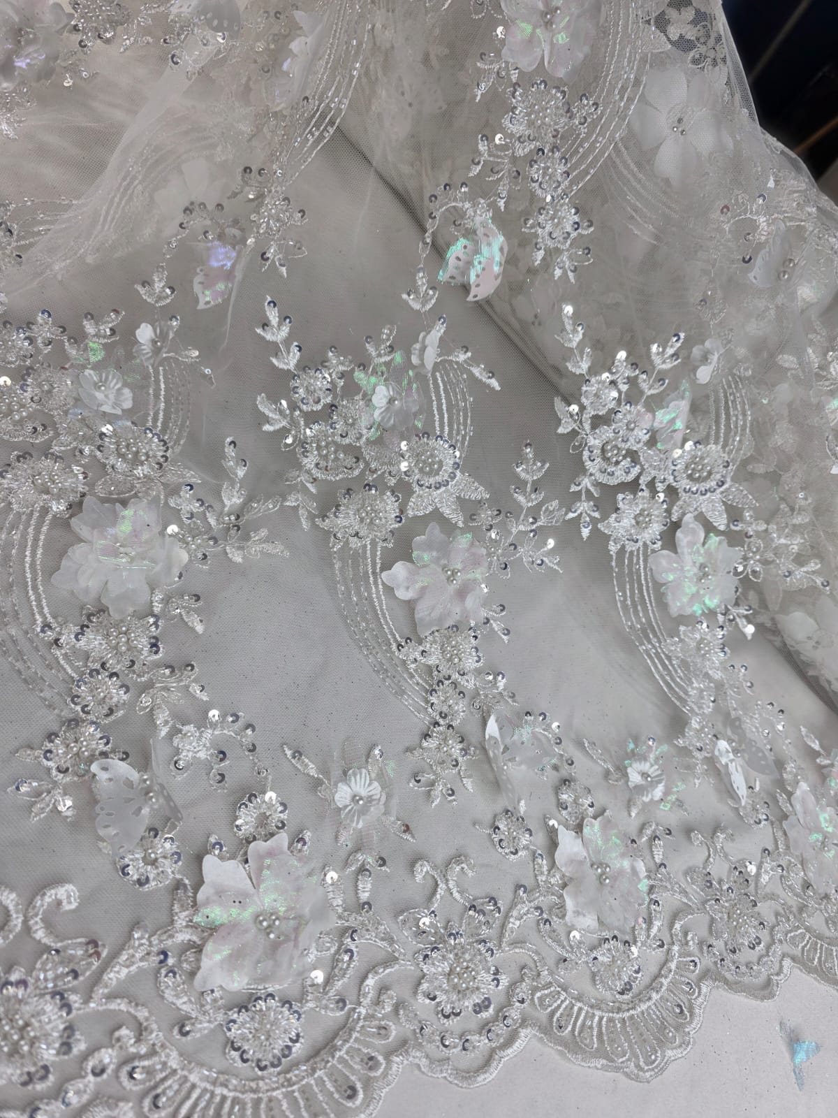 Tul Bordado Con Flores Y Mariposas 3D Aplicaciones de Perlas, Chaquira Y Lentejuela Color Hueso- HH237 ideal para vestidos de noche y de XV años