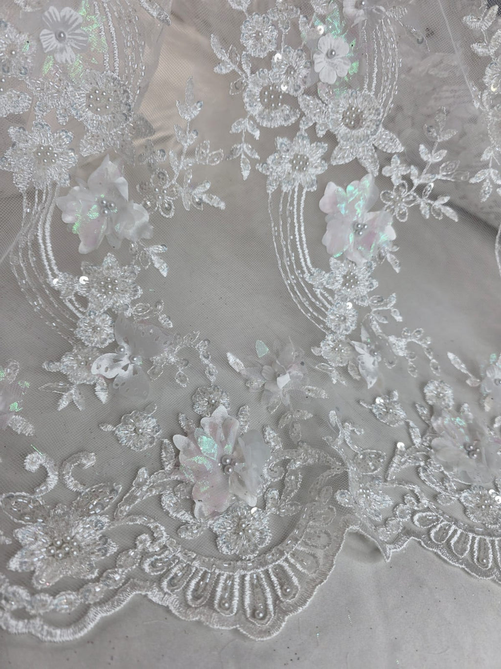 Tul Bordado Con Flores Y Mariposas 3D Aplicaciones de Perlas, Chaquira Y Lentejuela Color Blanco- HH237 ideal para vestidos de noche y de XV años