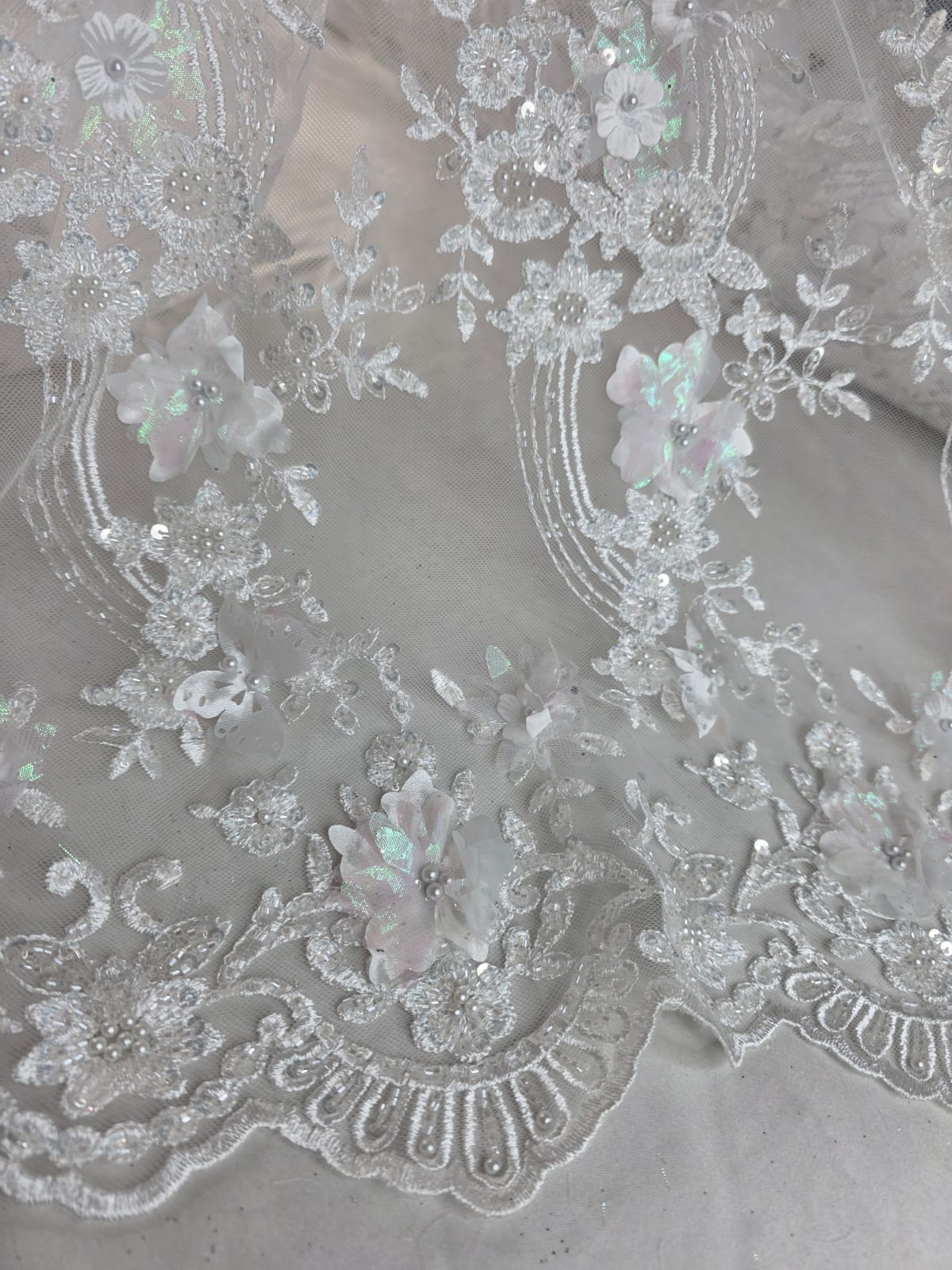 Tul Bordado Con Flores Y Mariposas 3D Aplicaciones de Perlas, Chaquira Y Lentejuela Color Blanco- HH237 ideal para vestidos de noche y de XV años