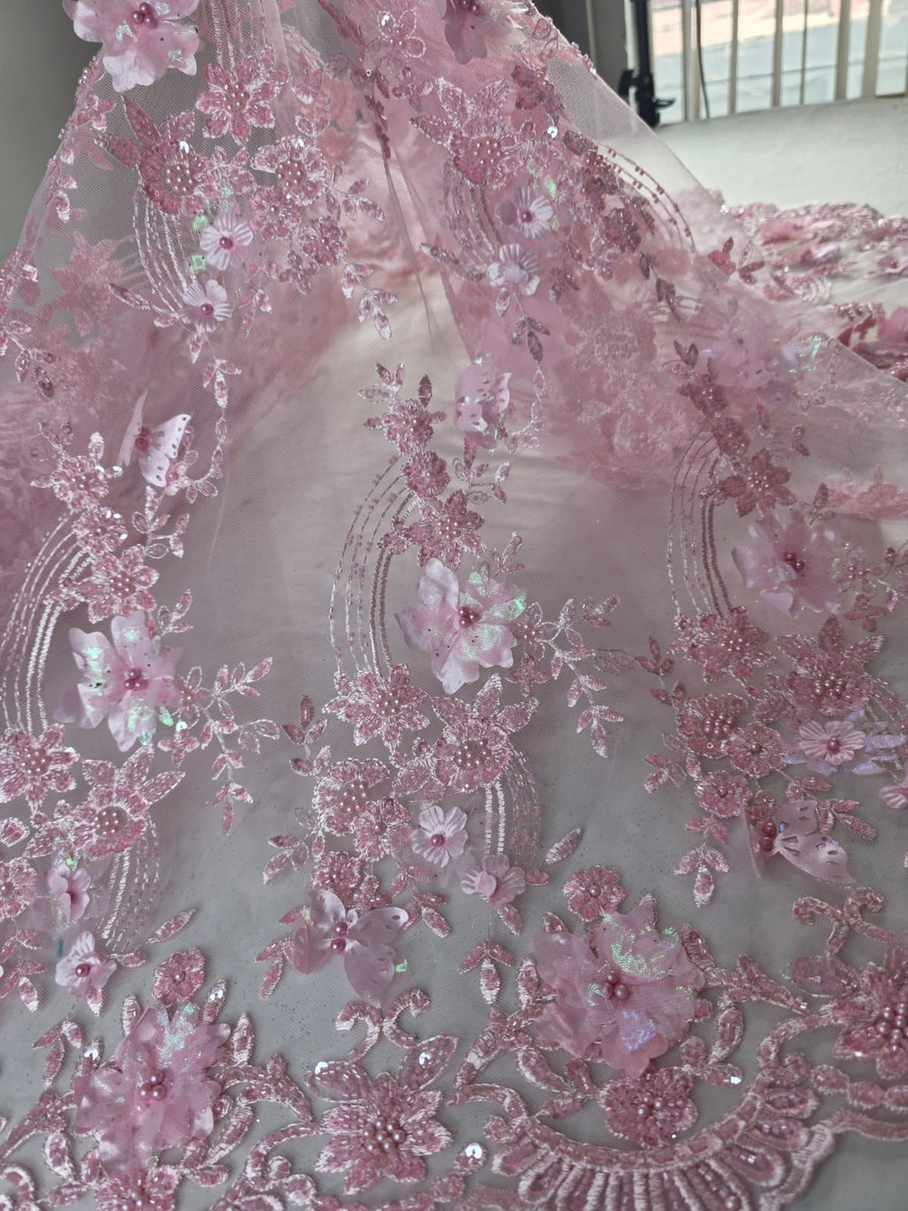 Tul Bordado Con Flores Y Mariposas 3D Aplicaciones de Perlas, Chaquira Y Lentejuela Color Rosa- HH237 ideal para vestidos de noche y de XV años