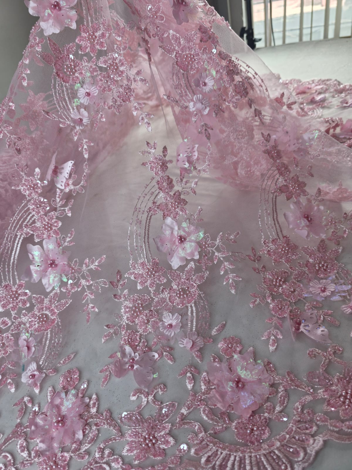 Tul Bordado Con Flores Y Mariposas 3D Aplicaciones de Perlas, Chaquira Y Lentejuela Color Rosa- HH237 ideal para vestidos de noche y de XV años