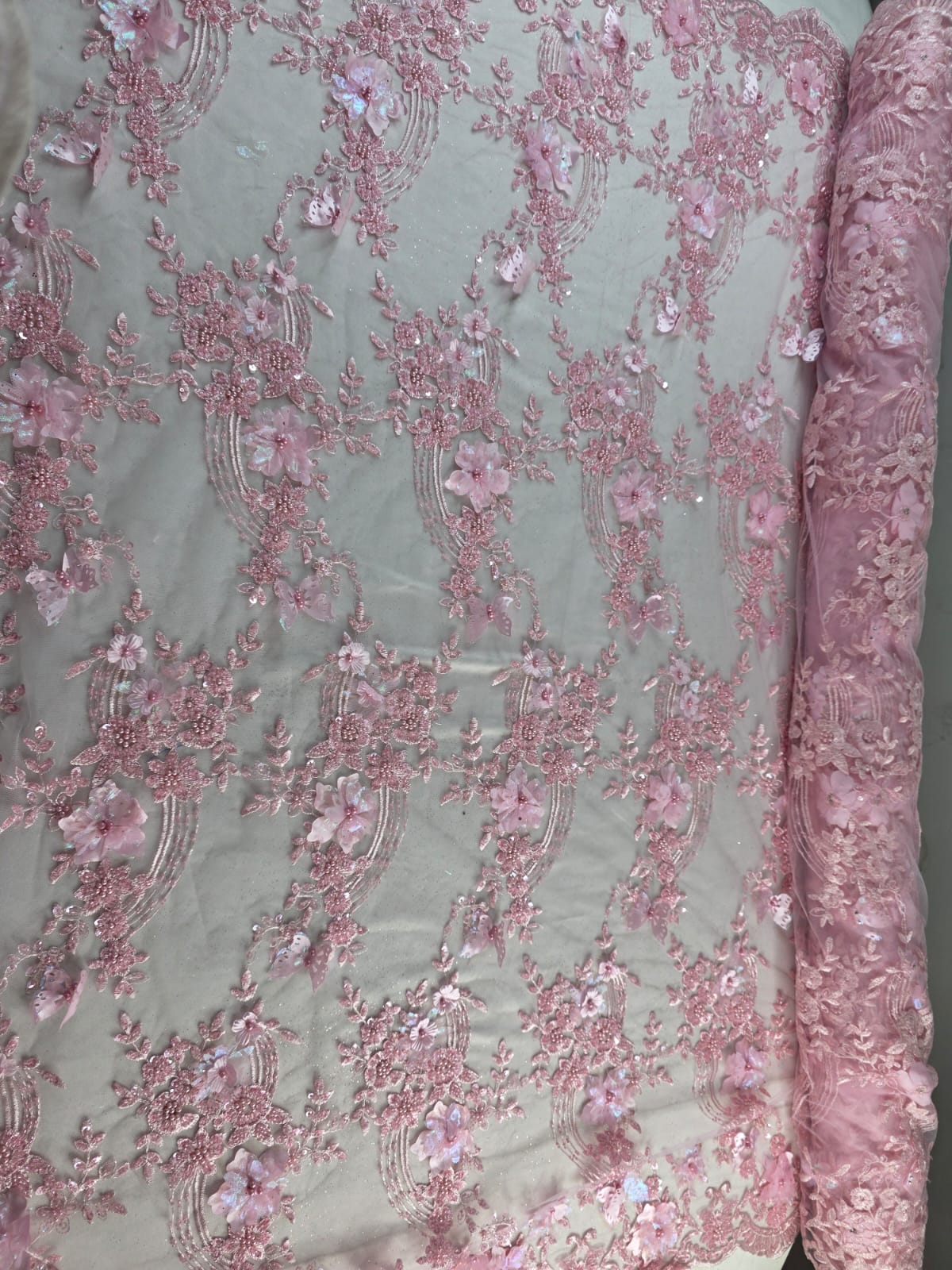 Tul Bordado Con Flores Y Mariposas 3D Aplicaciones de Perlas, Chaquira Y Lentejuela Color Rosa- HH237 ideal para vestidos de noche y de XV años
