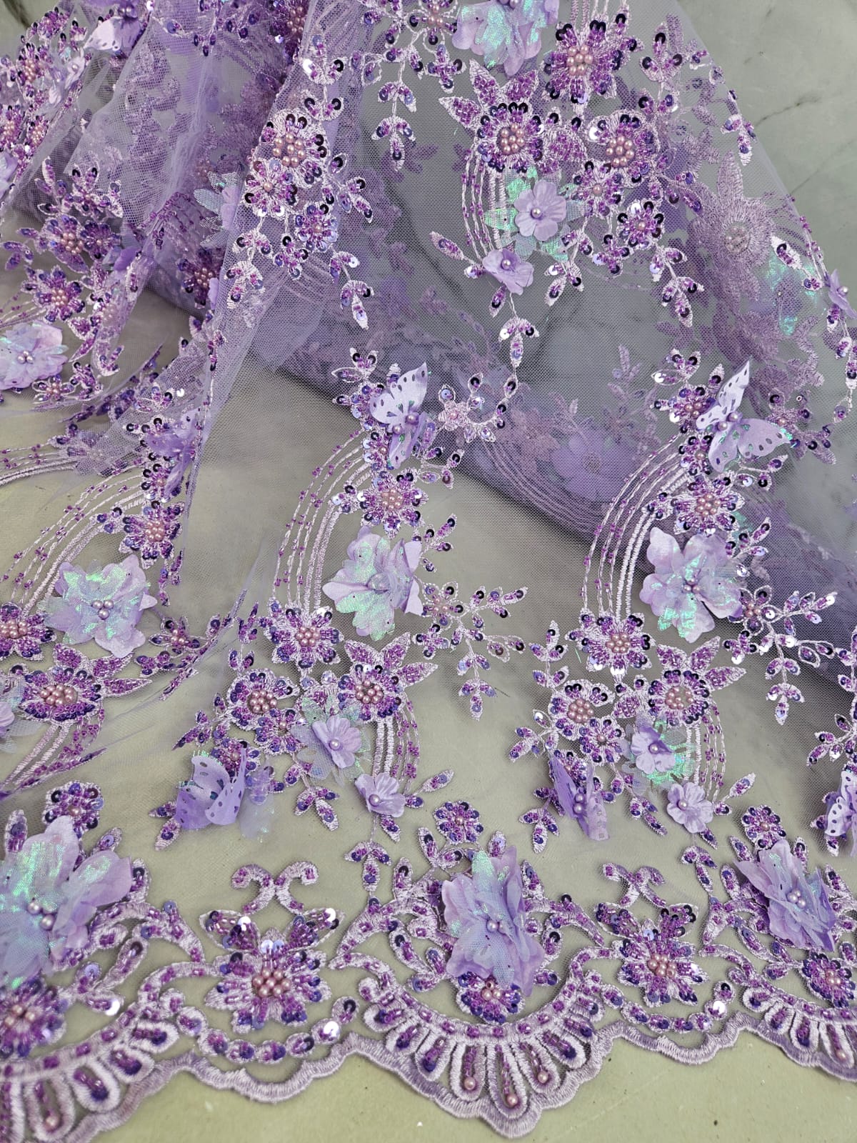Tul Bordado Con Flores 3D Aplicaciones de Perlas, Chaquira Y Lentejuela Color Lila - HH237 ideal para vestidos de noche y de XV años