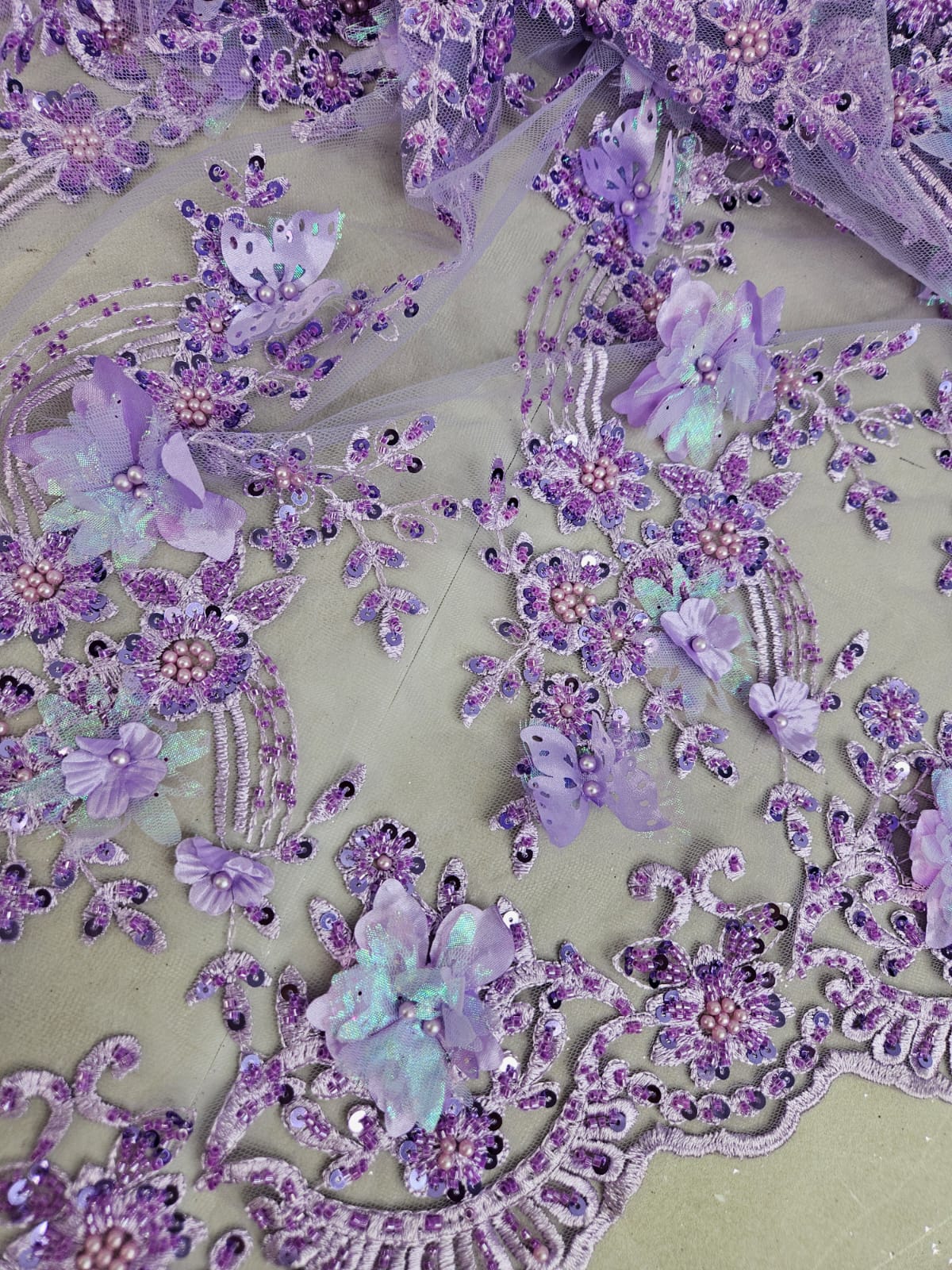 Tul Bordado Con Flores 3D Aplicaciones de Perlas, Chaquira Y Lentejuela Color Lila - HH237 ideal para vestidos de noche y de XV años