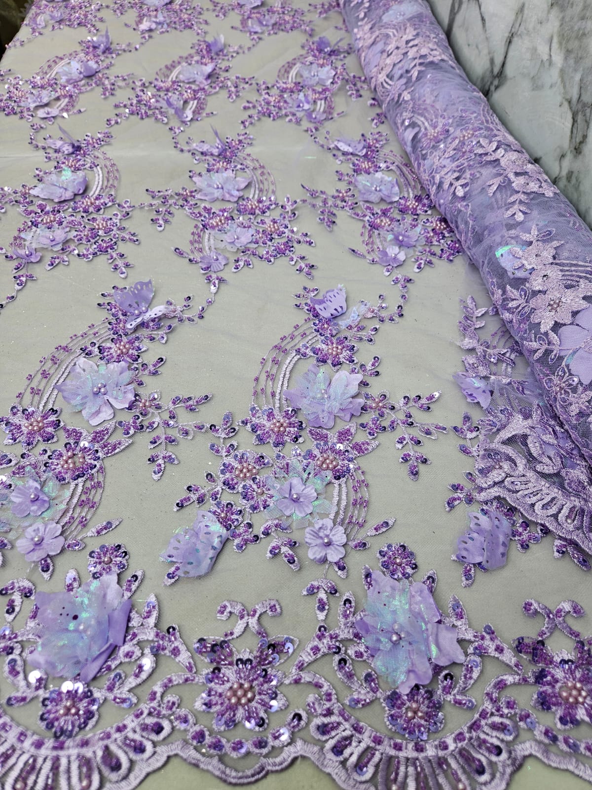 Tul Bordado Con Flores 3D Aplicaciones de Perlas, Chaquira Y Lentejuela Color Lila - HH237 ideal para vestidos de noche y de XV años
