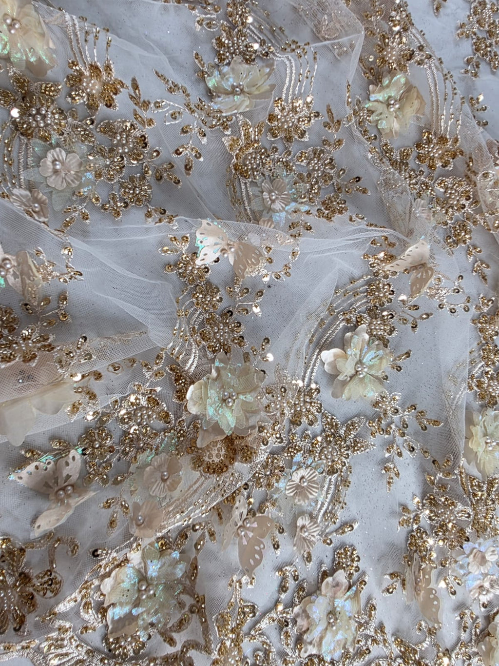 Tul Bordado Con Flores Y Mariposas 3D Aplicaciones de Perlas, Chaquira Y Lentejuela Color Oro- HH237 ideal para vestidos de noche y de XV años