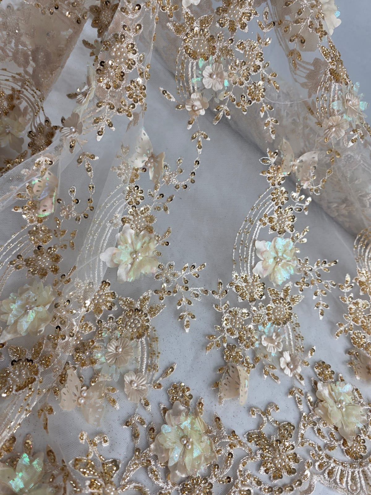 Tul Bordado Con Flores Y Mariposas 3D Aplicaciones de Perlas, Chaquira Y Lentejuela Color Oro- HH237 ideal para vestidos de noche y de XV años