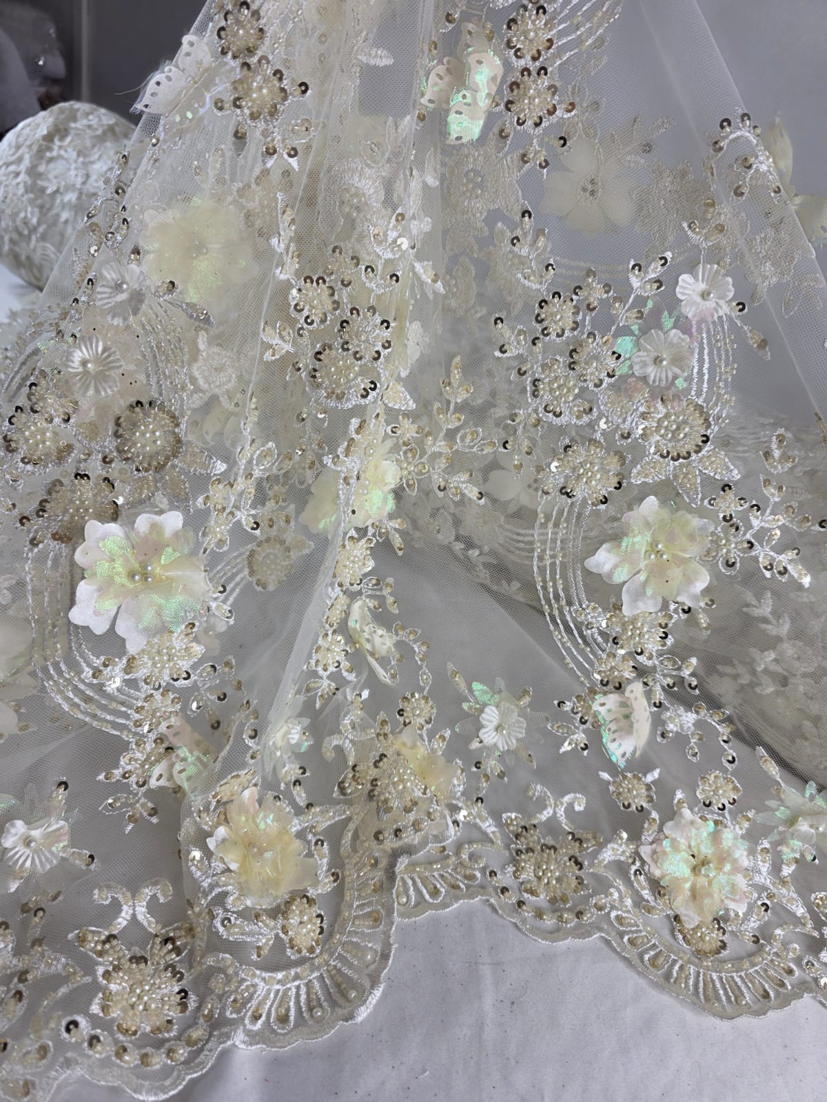 Tul Bordado Con Flores Y Mariposas 3D Aplicaciones de Perlas, Chaquira Y Lentejuela Color Ivory- HH237 ideal para vestidos de noche y de XV años
