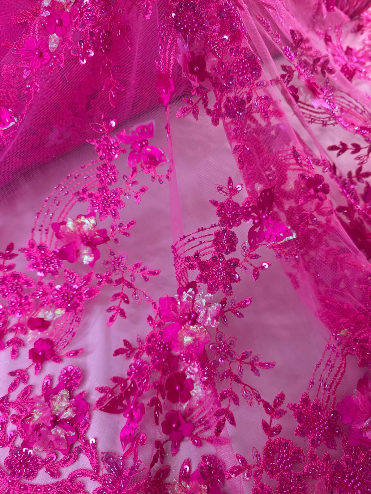 Tul Bordado Con Flores Y Mariposas 3D Aplicaciones de Perlas, Chaquira Y Lentejuela Color Rosa Ciber- HH237 ideal para vestidos de noche y de XV años
