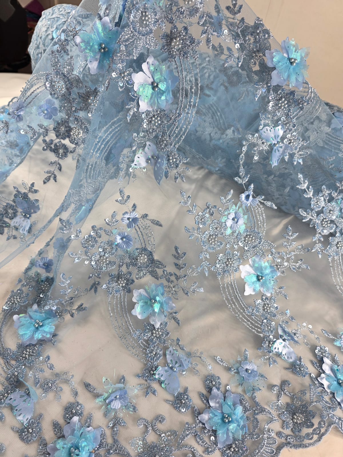 Tul Bordado Con Flores Y Mariposas 3D Aplicaciones de Perlas, Chaquira Y Lentejuela Color Azul Cielo- HH237 ideal para vestidos de noche y de XV años (Copia)