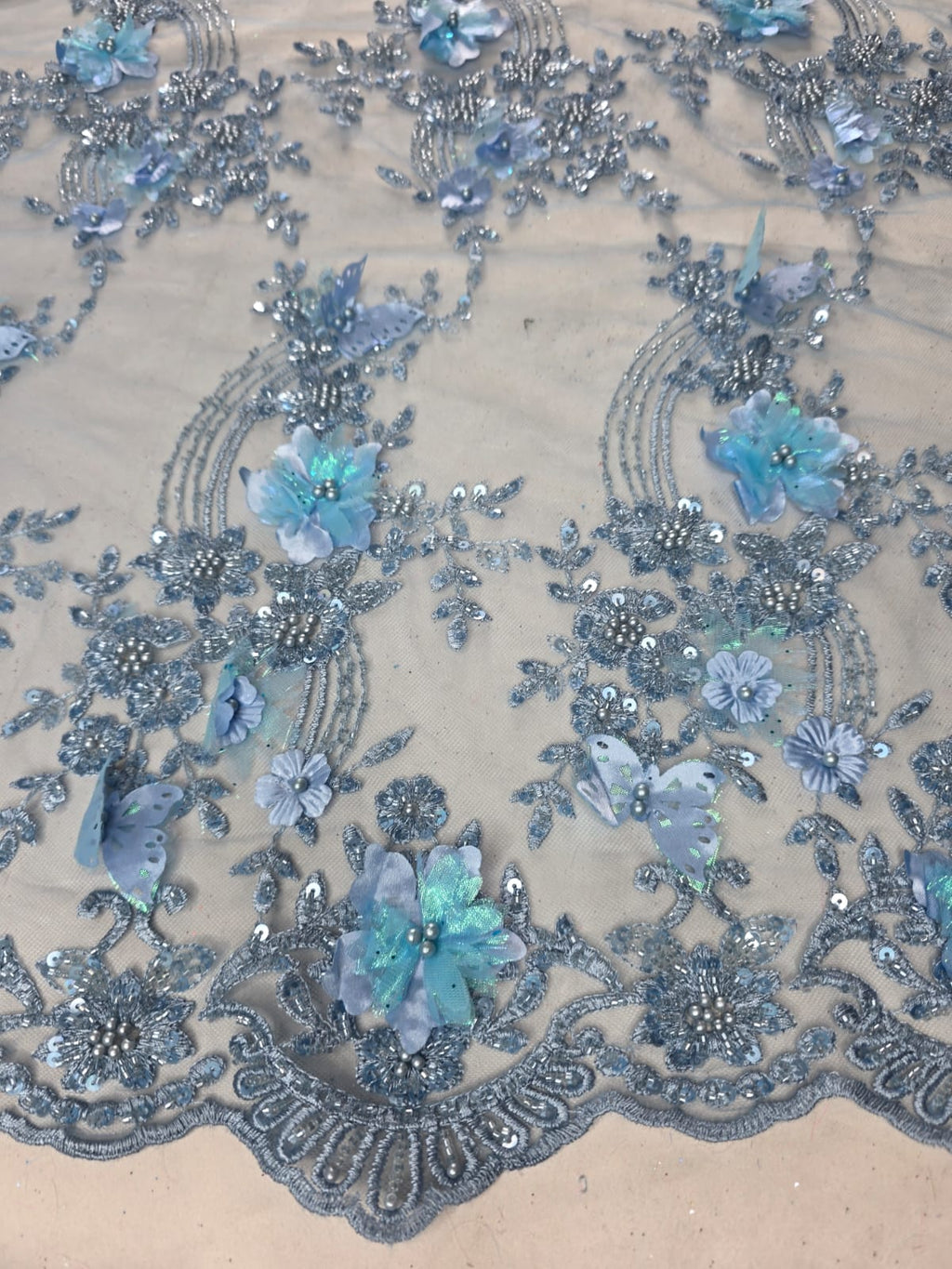 Tul Bordado Con Flores Y Mariposas 3D Aplicaciones de Perlas, Chaquira Y Lentejuela Color Azul Cielo- HH237 ideal para vestidos de noche y de XV años (Copia)