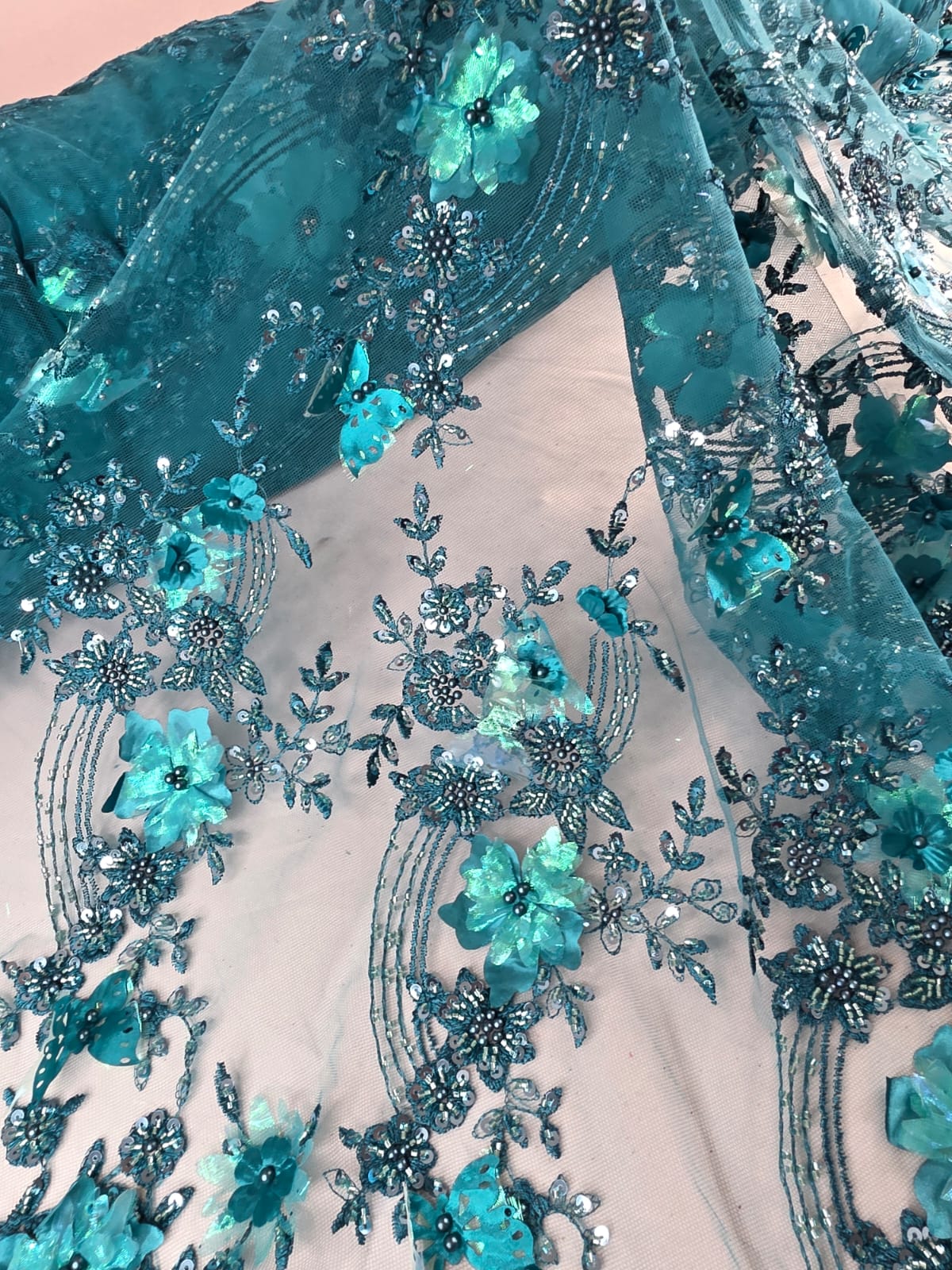Tul Bordado Con Flores Y Mariposas 3D Aplicaciones de Perlas, Chaquira Y Lentejuela Color Verde- HH237 ideal para vestidos de noche y de XV años