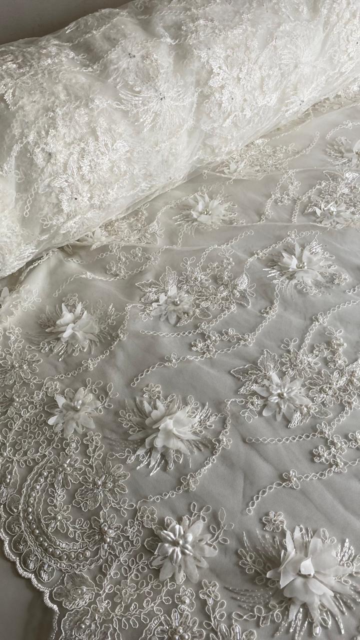 Tul Bordado Con Flores 3D Aplicaciones de Perlas Y Canutillo Color Hueso- HH238 ideal para vestidos de noche y de XV años