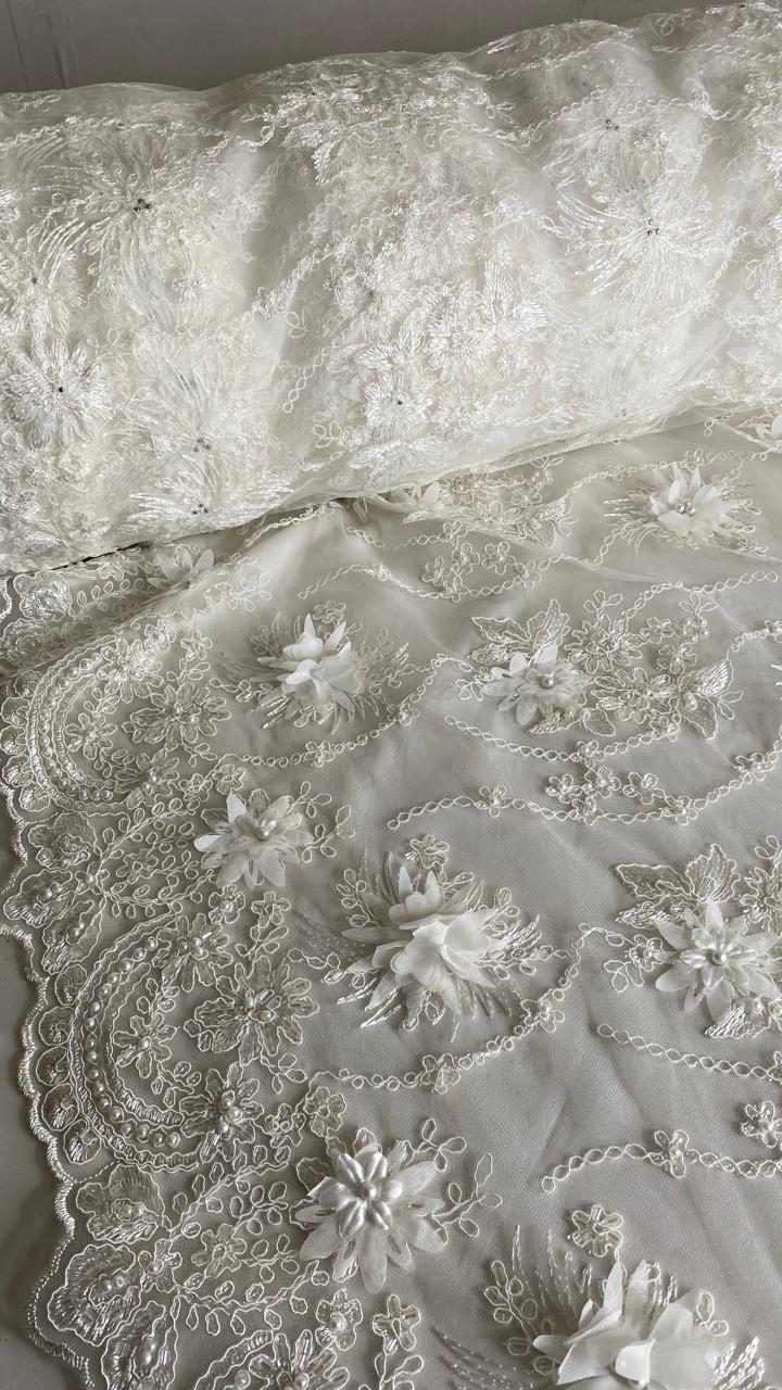 Tul Bordado Con Flores 3D Aplicaciones de Perlas Y Canutillo Color Hueso- HH238 ideal para vestidos de noche y de XV años