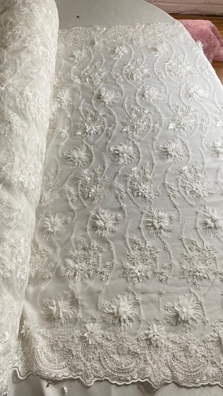 Tul Bordado Con Flores 3D Aplicaciones de Perlas Y Canutillo Color Hueso- HH238 ideal para vestidos de noche y de XV años