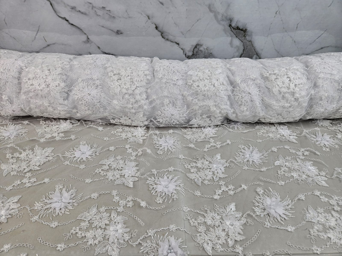 Tul Bordado Con Flores 3D Aplicaciones de Perlas Y Canutillo Color Blanco- HH238 ideal para vestidos de noche y de XV años