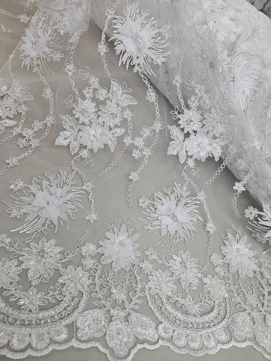 Tul Bordado Con Flores 3D Aplicaciones de Perlas Y Canutillo Color Blanco- HH238 ideal para vestidos de noche y de XV años