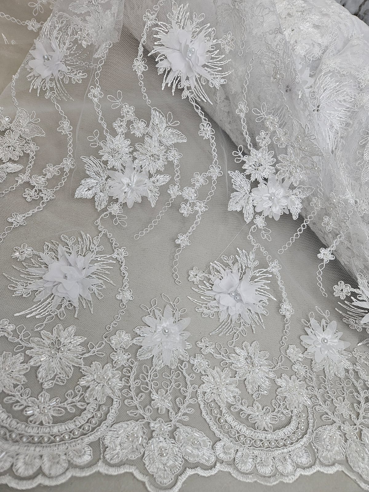 Tul Bordado Con Flores 3D Aplicaciones de Perlas Y Canutillo Color Blanco- HH238 ideal para vestidos de noche y de XV años