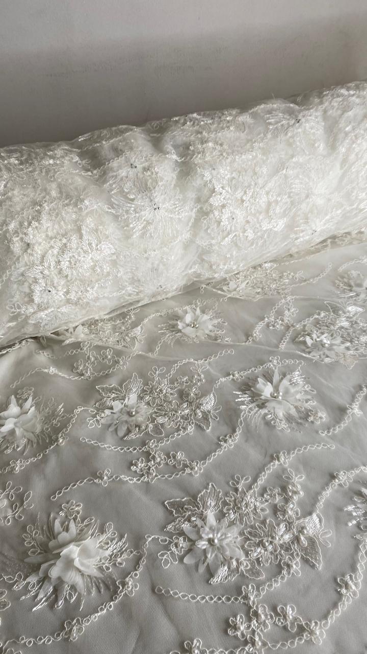 Tul Bordado Con Flores 3D Aplicaciones de Perlas Y Canutillo Color Blanco- HH238 ideal para vestidos de noche y de XV años