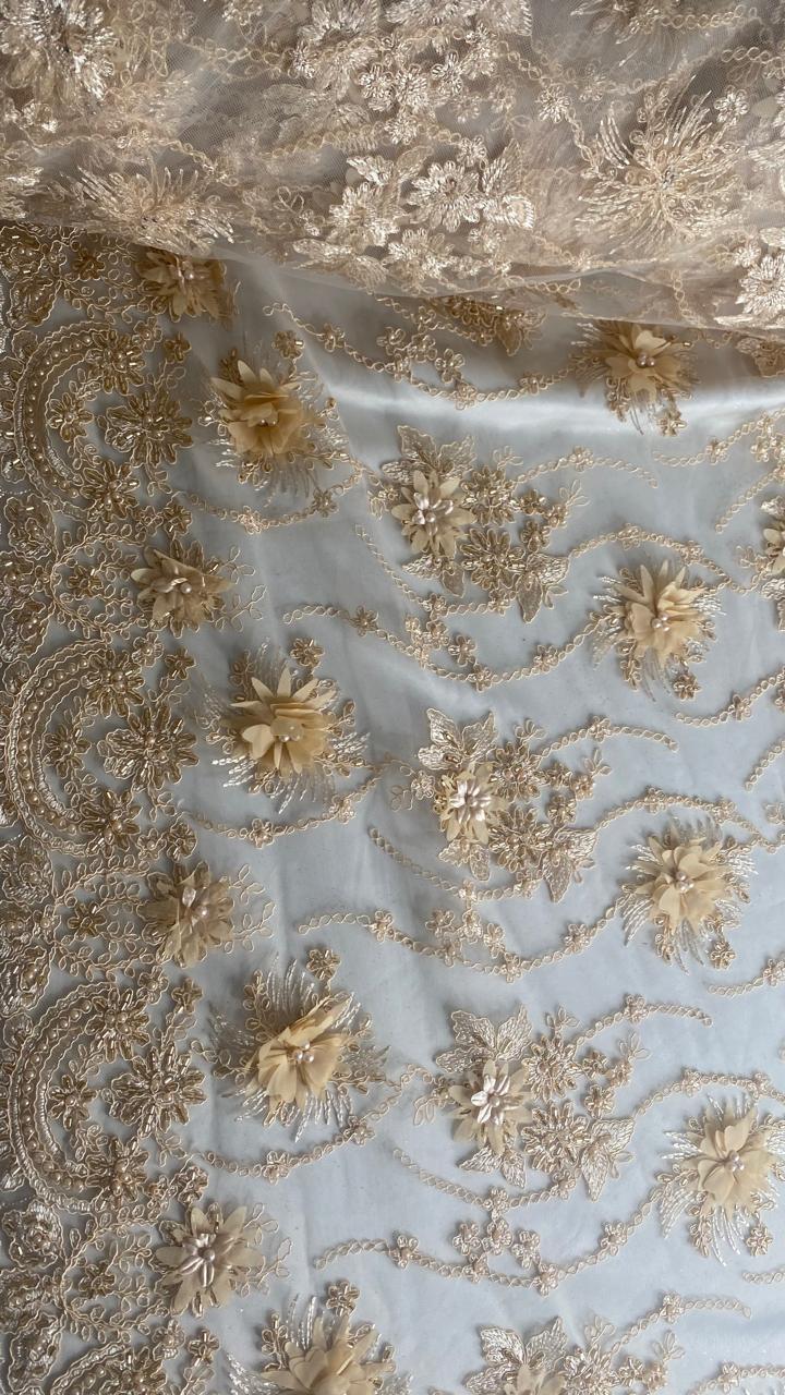 Tul Bordado Con Flores 3D Aplicaciones de Perlas Y Canutillo Color Oro- HH238 ideal para vestidos de noche y de XV años
