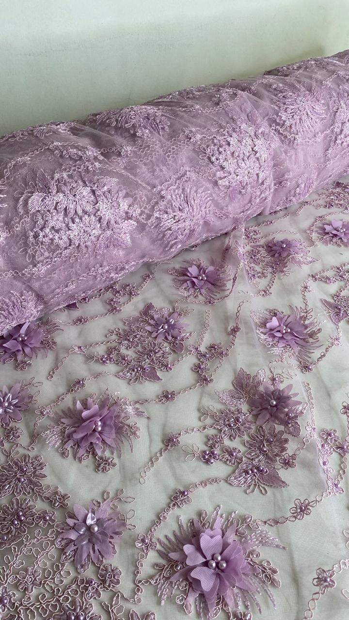 Tul Bordado Con Flores 3D Aplicaciones de Perlas Y Canutillo Color Lavanda- HH238 ideal para vestidos de noche y de XV años