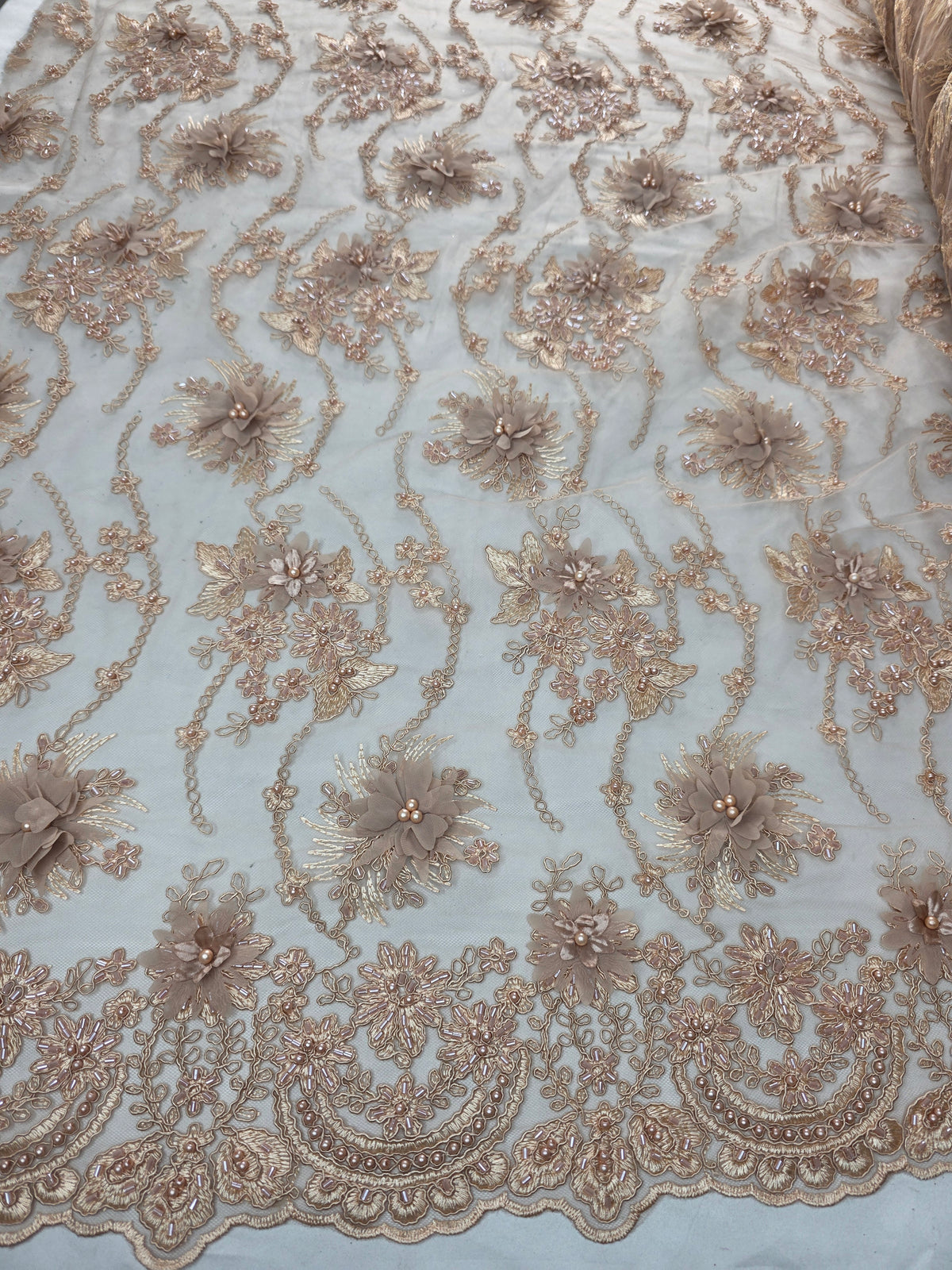 Tul Bordado Con Flores 3D Aplicaciones de Perlas Y Canutillo Color Arena- HH238 ideal para vestidos de noche y de XV años
