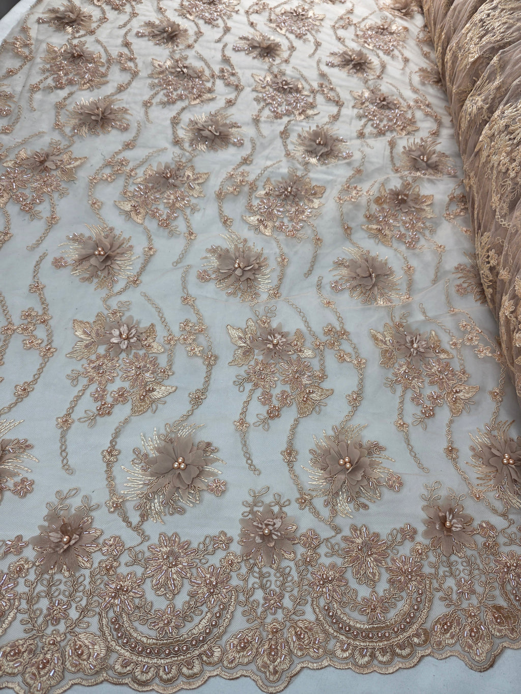 Tul Bordado Con Flores 3D Aplicaciones de Perlas Y Canutillo Color Arena- HH238 ideal para vestidos de noche y de XV años