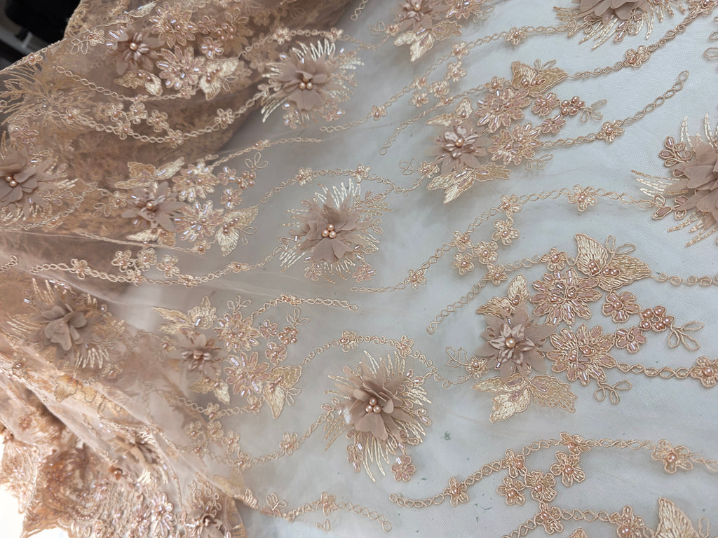 Tul Bordado Con Flores 3D Aplicaciones de Perlas Y Canutillo Color Arena- HH238 ideal para vestidos de noche y de XV años