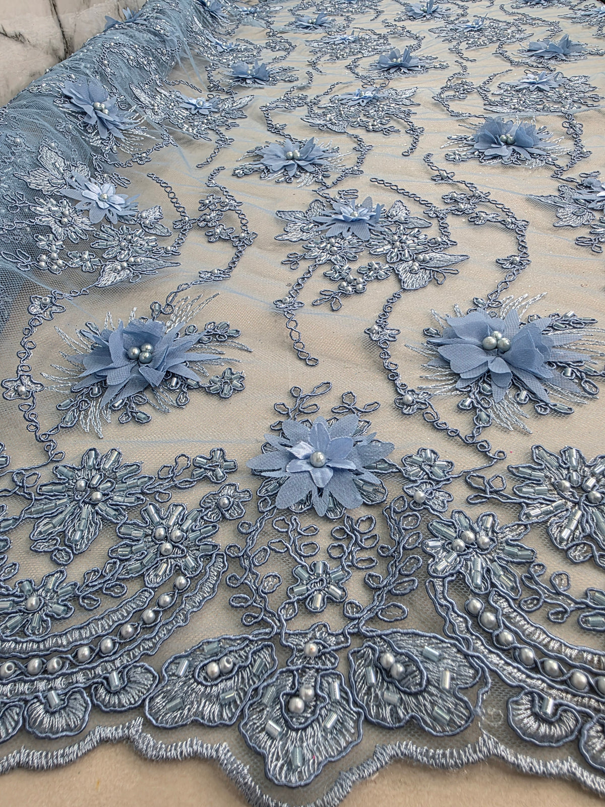 Tul Bordado Con Flores 3D Aplicaciones de Perlas Y Canutillo Color Azul Cielo- HH238 ideal para vestidos de noche y de XV años