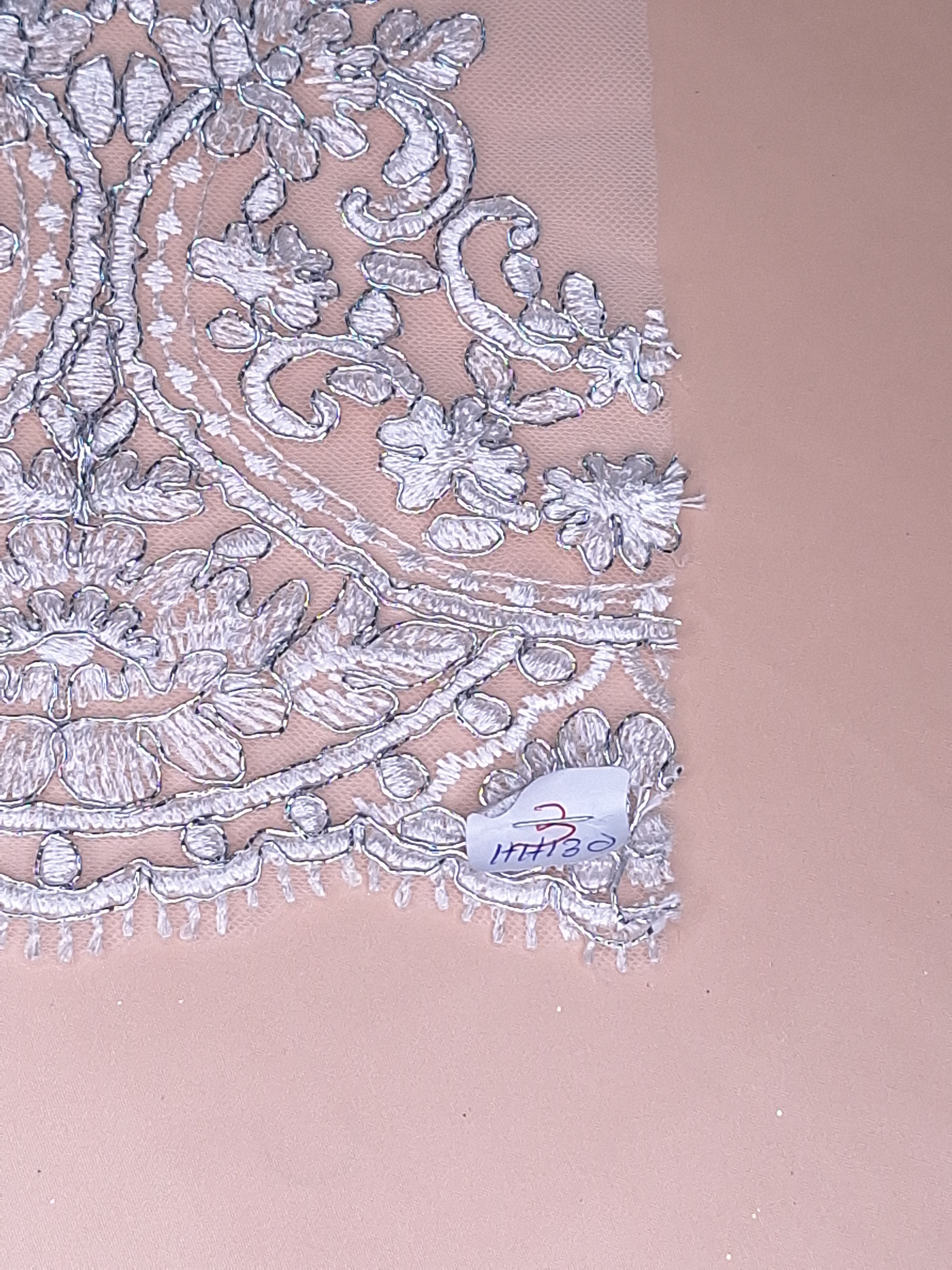 Tul bordado color blanco plata H130, ideal para vestidos de noche de boda y de XV años