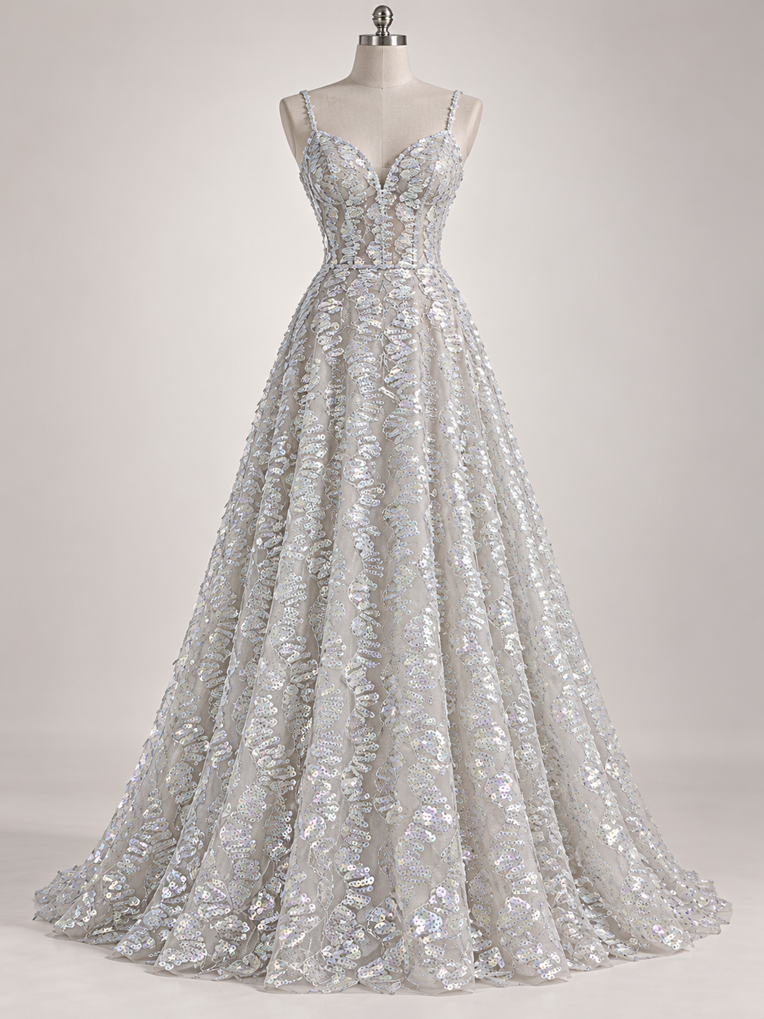 Inspiración de vestido generada con IA: Tul Bordado Con Textura De Flequillos en Lentejuela Color Hueso -HH209 ideal para vestidos de noche de boda y de XV años; se vende la tela.